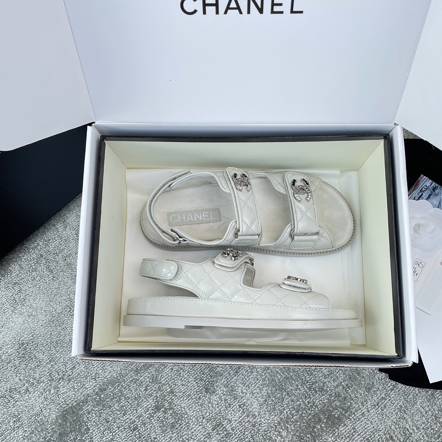 NO:250367,CHANEL sandals classic beach shoes, new colors every year, this year's new colors and designs are amazing, beautiful. Summer hot-selling models, denim, leisure and vacation, velvet surface, bright and lively colors, comic graffiti styles, clean and bright, and fashionable. They are all changing designs made of classic styles, which are still very eye-catching. The gold cow cow is three-dimensional embossed cow leather, and the embossed is three-dimensional, concave and concave. Velcro design unlocks different sock matching, and the shape is very inclusive. Customized cow leather surface, full grain sheepskin inside, barefoot foot feels very close to the skin, very gentle touch, Italian dyed leather upsole, 5mm thickness, and the sole is a very solid leather layer. Material customized material cow leather surface, sheepskin leather bottom Packaging original box aircraft box heel height 2cm  Shoe size 35-39 (40 can be customized), slippers sandals, chanel, sandals, slippers, cowhide, sheepskin, Leather soles, socks19860909CHANEL凉鞋 经典的沙滩鞋,每年都出新色,今年新色新设计绝绝子,美到心坎上了.夏天的热卖款,牛仔布,休闲度假,绒布面,颜色明亮活泼,漫画涂鸦款,干净明媚,洋气到不行,都是经典款做的变动设计,依然十分的吸引眼球.金币款是立体压花牛皮,压纹是那种立体的,凹凸错落.魔术贴设计,解锁不同袜子搭配,造型包容性非常强.定制牛皮面,内里全粒面羊皮,赤脚脚感非常的贴肤,很轻柔的触感,意大利透染真皮大底,5mm厚度,大底是非常扎实的真皮层. 材质定制材料牛皮面 羊皮里 真皮底 包装原盒飞机盒 跟高2cm 鞋码35-39（40可定做）,拖鞋凉鞋,chanel,sandals,slippers,cowhide,sheepskin,Leather soles,socks,Women's Shoes