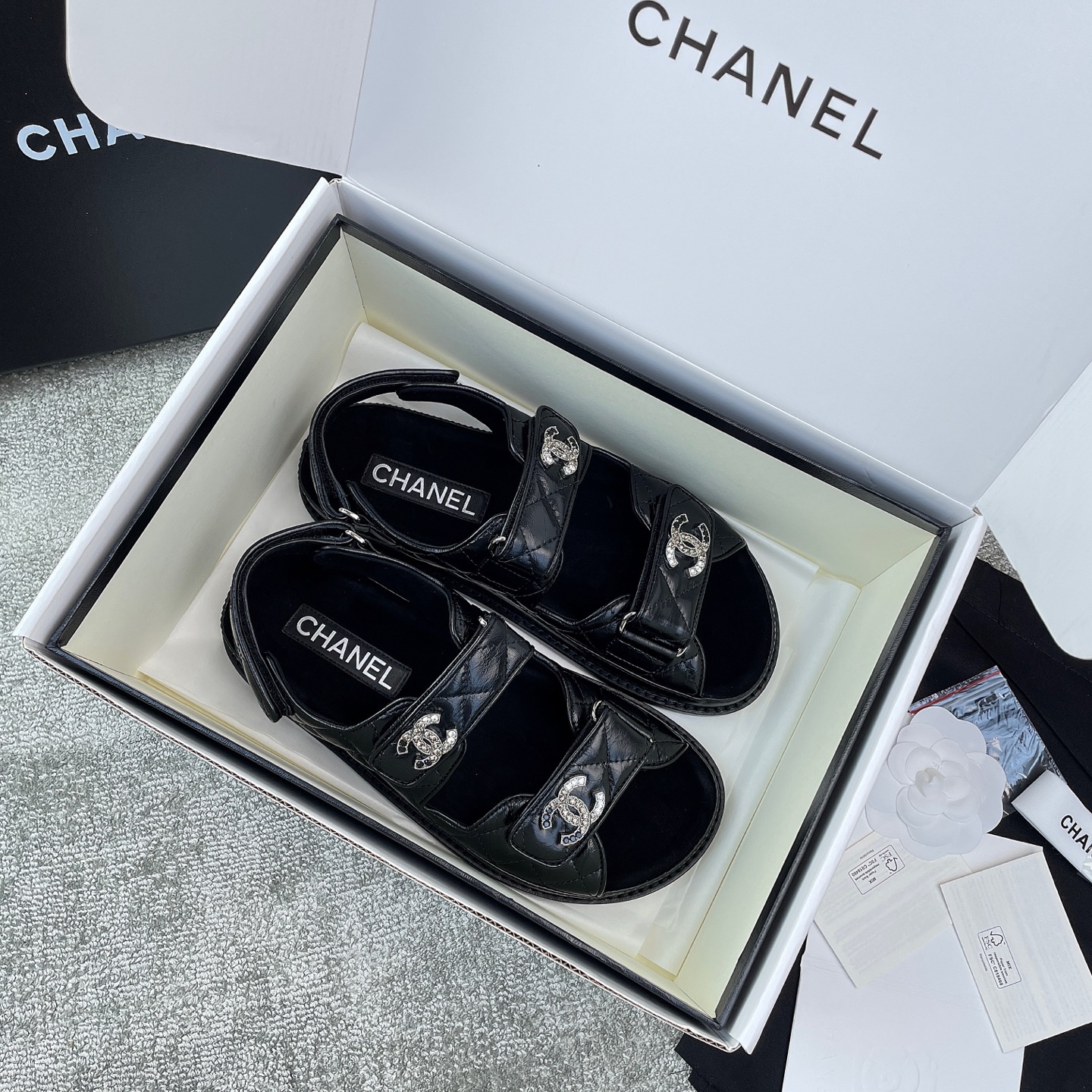 NO:250371,CHANEL sandals classic beach shoes, new colors every year, this year's new colors and designs are amazing, beautiful. Summer hot-selling models, denim, leisure and vacation, velvet surface, bright and lively colors, comic graffiti styles, clean and bright, and fashionable. They are all changing designs made of classic styles, which are still very eye-catching. The gold cow cow is three-dimensional embossed cow leather, and the embossed is three-dimensional, concave and concave. Velcro design unlocks different sock matching, and the shape is very inclusive. Customized cow leather surface, full grain sheepskin inside, barefoot foot feels very close to the skin, very gentle touch, Italian dyed leather upsole, 5mm thickness, and the sole is a very solid leather layer. Material customized material cow leather surface, sheepskin leather bottom Packaging original box aircraft box heel height 2cm  Shoe size 35-39 (40 can be customized), slippers sandals, chanel, sandals, slippers, cowhide, sheepskin, Leather soles, socks19860909CHANEL凉鞋 经典的沙滩鞋,每年都出新色,今年新色新设计绝绝子,美到心坎上了.夏天的热卖款,牛仔布,休闲度假,绒布面,颜色明亮活泼,漫画涂鸦款,干净明媚,洋气到不行,都是经典款做的变动设计,依然十分的吸引眼球.金币款是立体压花牛皮,压纹是那种立体的,凹凸错落.魔术贴设计,解锁不同袜子搭配,造型包容性非常强.定制牛皮面,内里全粒面羊皮,赤脚脚感非常的贴肤,很轻柔的触感,意大利透染真皮大底,5mm厚度,大底是非常扎实的真皮层. 材质定制材料牛皮面 羊皮里 真皮底 包装原盒飞机盒 跟高2cm 鞋码35-39（40可定做）,拖鞋凉鞋,chanel,sandals,slippers,cowhide,sheepskin,Leather soles,socks,Women's Shoes