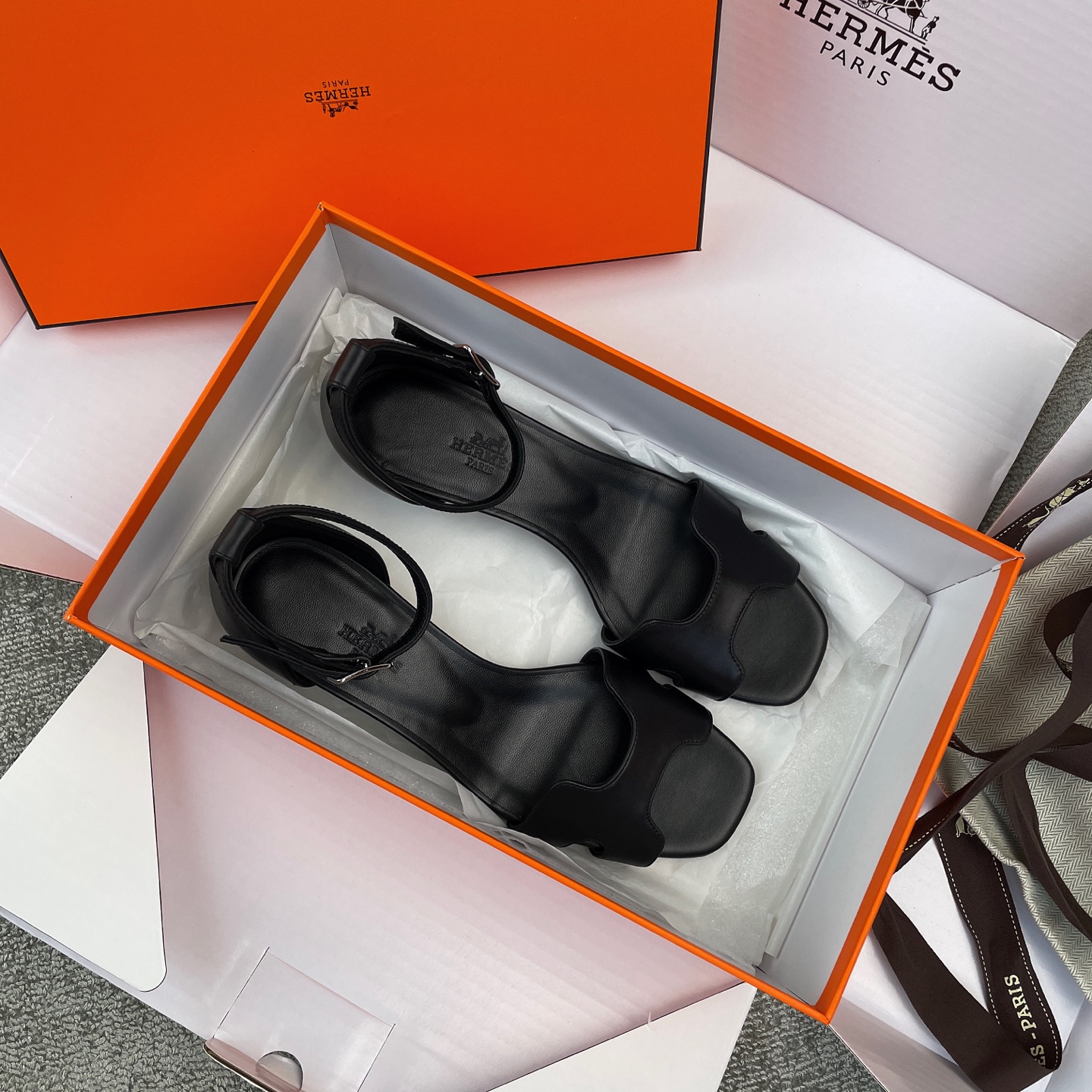 Hermès Elegante Kittenhak Sandalen - Zwart Leer - Stijlvol & Comfortabel