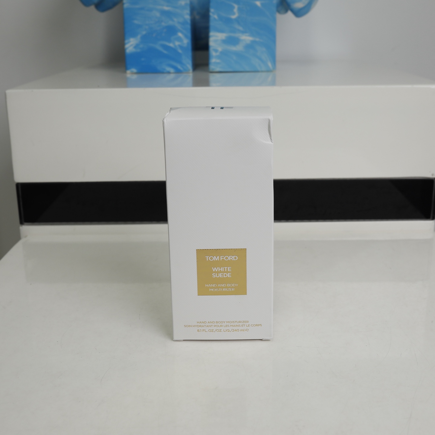NO:850217,Tom Ford White Musk Shower Gel 240ml This bottle of Tom  Ford White Musk Shower Gel is a luxurious item that brings a gentle atmosphere into the bathroom. The milky white square bottle is equipped with a gilt pump head, which is simple and elegant. The 240ml large capacity design allows this lazy fragrance to stay with you for a long time. It combines the iconic notes of white musk perfume. The opening is gentle rose and iris, gentle and a little alienated; the soft white musk in the middle slowly spreads out, like  It is gently wrapped in cashmere fabric; the base notes of amber and sandalwood finish, warm but not greasy, with its own 'pseudo body fragrance' filter. The dense foam gently wraps the skin, gently cleansing tiredness without drying out or making it slippery. After washing, the skin is left with a clean and high-end soft fragrance. Every bathing is like a gentle ritual, filling the bathroom with a lazy atmosphere, and easily possessing the gentle temperament of a wealthy daughter.  Tom Ford White Musk (Dark Musk Soul) Body Lotion 240ml This bottle of Tom  Ford White Musk Body Lotion is a luxurious product that incorporates a gentle and high-end atmosphere into daily care. The milky white square bottle with a gilt pump is minimalist and elegant, and the large capacity of 240ml allows this lazy fragrance to stay with you for a long time. It combines the signature notes of white musk perfume. The opening is gentle rose and iris, gentle and a little alienated; the soft white musk in the middle slowly spreads out, like being warmed by cashmere fabric.  Softly wrapped; the base notes of amber and sandalwood finish, warm but not greasy, with a 'pseudo body fragrance' filter. The texture of the lotion is light and silky, and it is not sticky with a touch of water. It can quickly penetrate into the skin and lock in moisture for a long time. After application, the skin is soft and soft. Every time you apply it, it is like wrapping your skin with a layer of gentle fragrance. The fragrance is natural and long-lasting, gentle and sultry. It engraves the lazy atmosphere of a wealthy daughter into every inch of the texture., toiletries, tom  ford19860909Tom Ford 白麝香沐浴露 240ml  这瓶Tom Ford白麝香沐浴露,是把温柔氛围感搬进浴室的奢宠好物.奶白方瓶搭配鎏金泵头,简约又自带贵气,240ml大容量设计,让这份慵懒香气能长久陪伴.它**了白麝香香水的标志性香调开场是轻柔的玫瑰与鸢尾,温柔又带着一丝疏离；中调软绵的白麝香缓缓晕开,像被羊绒织物温柔包裹；尾调琥珀与檀木收尾,暖而不腻,自带“伪体香”滤镜.绵密泡沫轻柔裹覆肌肤,温和洗净疲惫的同时不拔干、不假滑,洗后皮肤带着干净又高级的软绵余香.每次沐浴都像一场温柔的仪式,让浴室也被慵懒氛围感填满,轻松拥有富家千金同款温柔气质. Tom Ford 白麝香（暗麝心魄）身体乳240ml 这瓶Tom Ford白麝香身体乳,是把温柔又高级的氛围感,揉进日常护理里的奢宠之作.奶白色方瓶搭配鎏金泵头,极简又显贵,240ml大容量,让这份慵懒香氛能长久陪伴.它**了白麝香香水的标志性香调开场是轻柔的玫瑰与鸢尾,温柔又带着一丝疏离；中调软绵的白麝香缓缓晕开,像被羊绒织物温柔包裹；尾调琥珀与檀木收尾,暖而不腻,自带“伪体香”滤镜.乳液质地轻盈丝滑,一抹化水不黏腻,能快速渗透肌肤,长效锁水保湿,涂完皮肤柔润又软嫩.每次涂抹,都像给肌肤裹上一层温柔香氛,留香自然持久,温柔又撩人,把富家千金的慵懒氛围感,刻进每一寸肌理里.,洗护用品,tom ford,accessory
