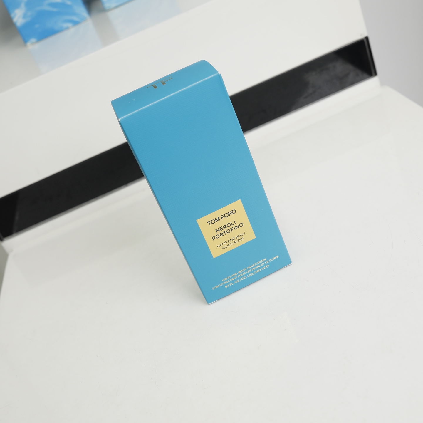 NO:850206,Tom Ford Absolute Orange Shower Gel 240ml  The clear lake blue bottle has a resort atmosphere, and the large capacity of 240ml seals the sea breeze of the Italian Riviera into the bottle. It opens with Tunisian orange blossom and Italian bergamot, intertwined with the refreshing scent of citrus and lavender. The dense foam gently cleanses the skin, leaving it dry and smooth after washing. It has a clean and relaxed youthful aroma, like a refreshing teenager who has just returned from the sea, hiding the laziness and brightness of summer in every bathing time.  With its iconic Mediterranean resort style, the Brilliant Orange Body Lotion seals the sea breeze and sunshine of the Italian Riviera in this clear blue lake. The neat geometric lines of the bottle and the gilt pump head show the brand's consistent luxury and elegant texture. The 240ml large capacity design  Designed to keep this summer fragrance with you for a long time. It combines the aroma of classic neroli perfume. The top notes are the refreshing juice of fresh orange and lemon, like freshly peeled peels with sour and sweet vitality. The middle notes are Tunisian orange blossom intertwined with the green of lavender, as clean as a white shirt.  The soapy scent on the skin; the base notes of amber and light grassy woody fragrance end gently. After being applied to the skin, it turns into a pseudo-body fragrance with a youthful feel, which is refreshing and relaxing. The texture is light emulsion-like. It is not sticky when you apply water. It can penetrate into the skin quickly and provide long-lasting moisturizing and locking in water. Apply it after washing, and the skin will be moisturized.  It remains soft and delicate all day long, and the fragrance is long-lasting and natural. Whether it is daily care or paired with the fragrance of the same series, every inch of skin can be immersed in this never-ending summer, becoming a 'walking citrus tone' with its own atmosphere., toiletries, tom  ford,shirts19860909Tom Ford 绝耀倾橙沐浴露240ml  清透湖蓝瓶身自带度假氛围感,240ml大容量把意大利里维埃拉的海风封入瓶中.以突尼斯橙花、意大利佛手柑开篇,交织着柑橘与薰衣草的清冽气息,绵密泡沫轻柔洗净肌肤,洗后不拔干不假滑,带着干净又松弛的少年感香气,像刚从海边归来的清爽少年,把夏日的慵懒与明媚,藏进每一次沐浴时光里. 绝耀倾橙身体乳以标志性的地中海度假风情,将意大利里维埃拉的海风与阳光,封存在这抹澄澈湖蓝之中.瓶身利落的几何线条搭配鎏金泵头,尽显品牌一贯的奢雅质感,240ml大容量设计,让这份夏日香气能长久陪伴.它**了经典橙花油香水的香调脉络前调是鲜橙与柠檬的爆汁清爽,像刚剥开的果皮带着酸甜元气；中调突尼斯橙花交织着薰衣草的绿意,干净得如同白衬衫上的皂感气息；尾调琥珀与淡淡草木香温柔收尾,贴肤后化作自带少年感的伪体香,清冽又松弛.质地是轻盈的乳液状,一抹化水不黏腻,能快速渗透肌肤,长效保湿锁水,洗后涂抹,肌肤在一整天都保持柔润细腻,留香持久又自然.无论是日常护理还是搭配同系列香氛,都能让每一寸肌肤都浸在这场永不落幕的夏日里,成为自带氛围感的“行走的柑橘调”.,洗护用品,tom ford,shirts,accessory