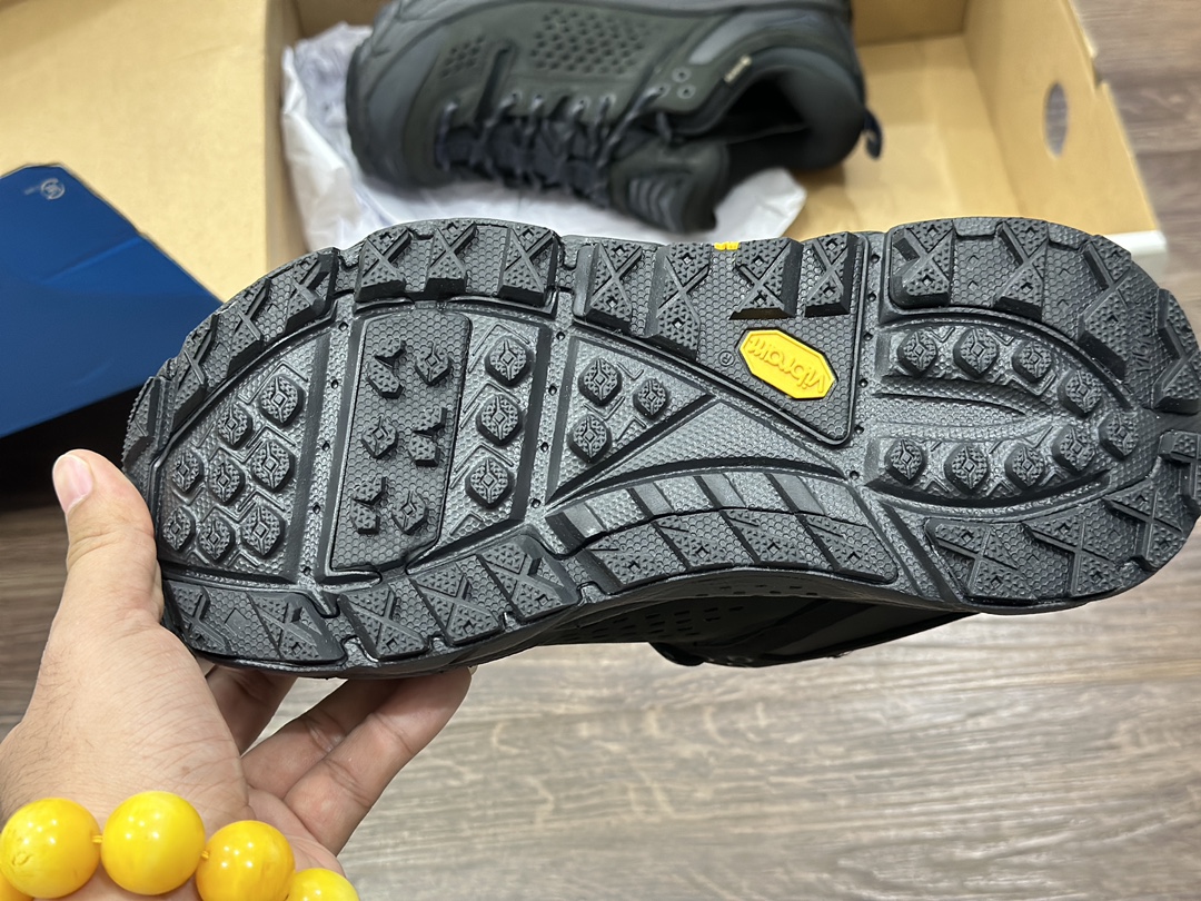 HOKA ONE ONE Tor Ultra Low Gore-Tex, an enhanced low-top sneaker from the emerging American running shoe brand, comes in ”matte black and yellow” 1130310/BBLC