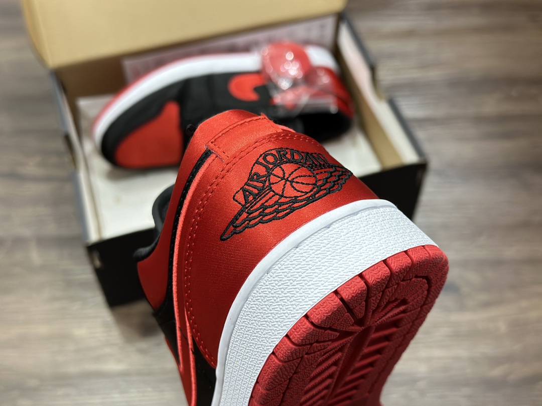 200 Air Jordan 1 Low AJ1 乔1 红丝绸 低帮休闲板鞋 FD4810-061