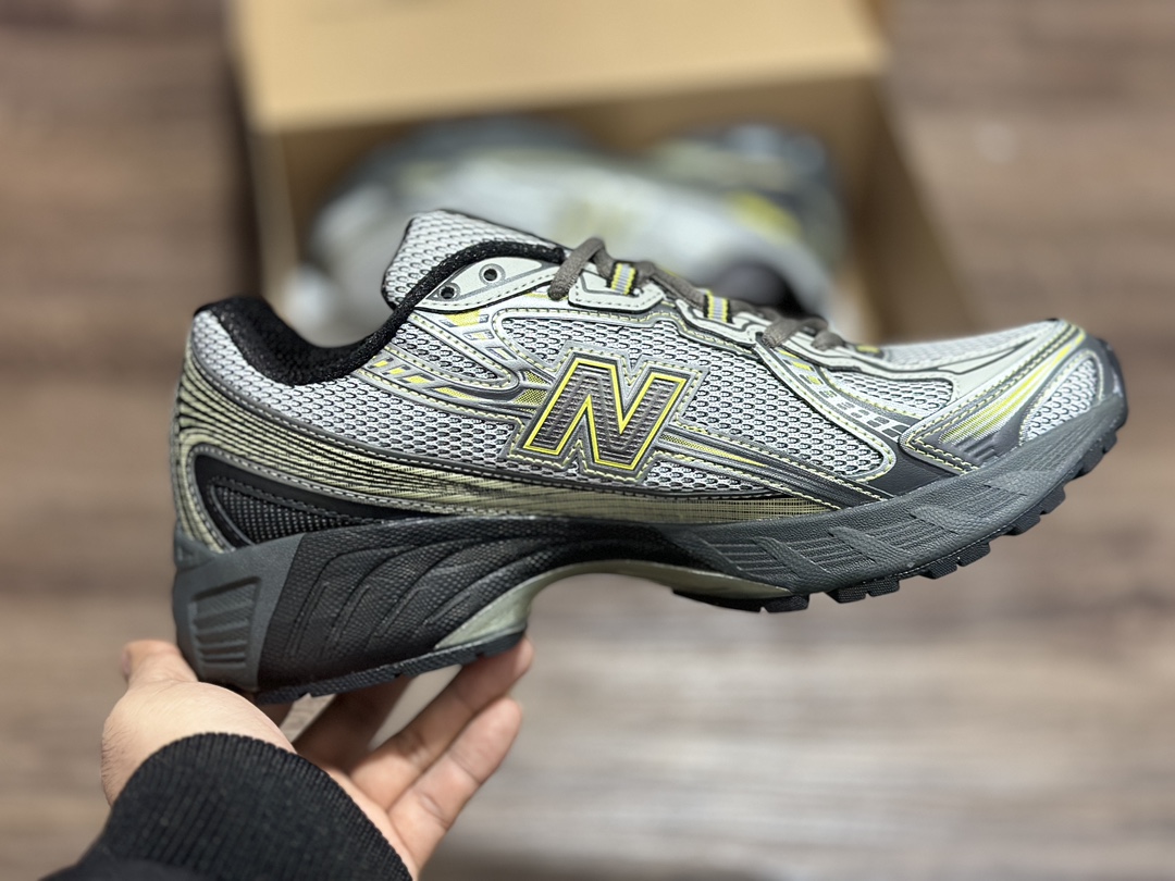 New Balance 740. The entire shoe body is based on gray and white mesh fabric WR740BY