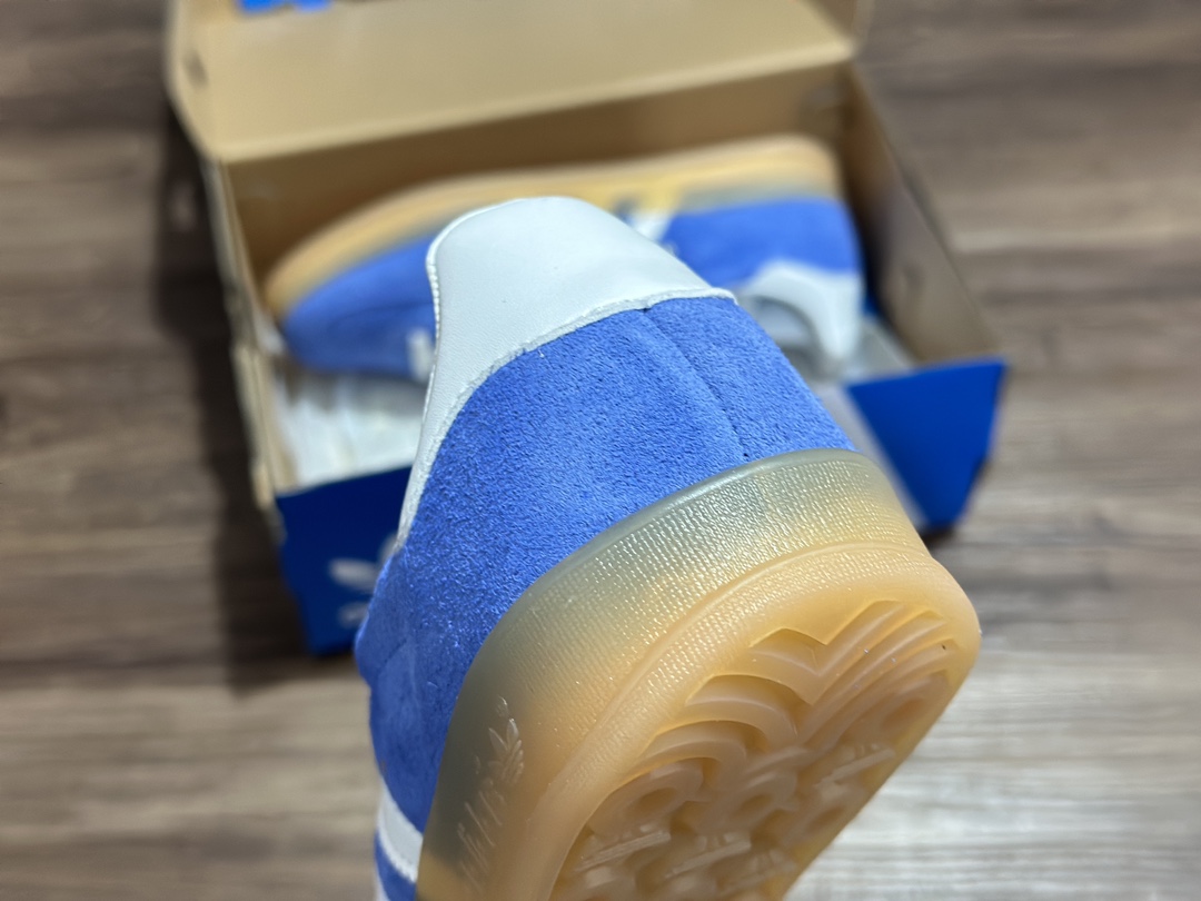 180 Adidas Gazelle Indoor Trainers 低帮复古百搭板鞋“翻毛白蓝焦糖底” HQ8717