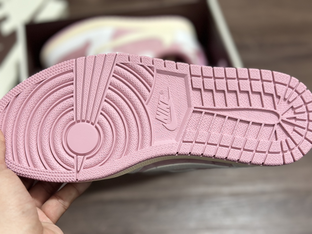 Travis Scott x Air Jordan 1 Low OG AJ1 Jordan 1 Pink Inverted Hook Low Top DM7866-600