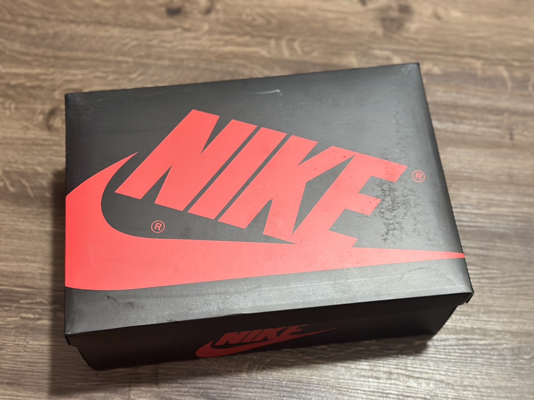 260 Air Jordan 1 Retro "Black Toe Reimagined"MJ签名黑脚趾 DZ5485-106