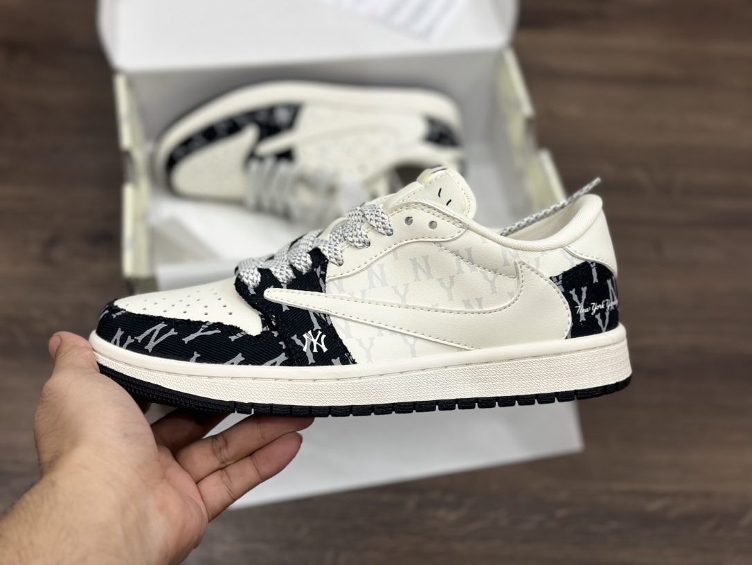 Nike Air Jordan 1 Low 黑白倒钩乔1低帮篮球鞋 SJ2068-104