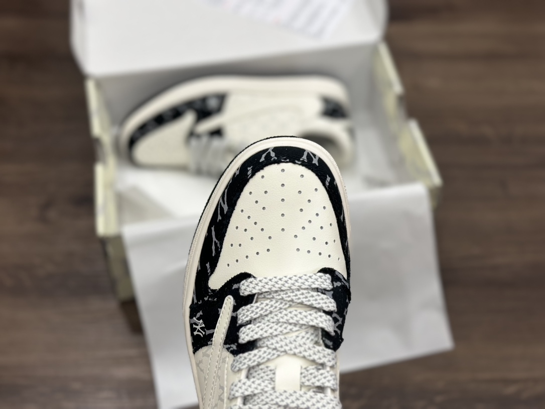 Nike Air Jordan 1 Low 黑白倒钩乔1低帮篮球鞋 SJ2068-104