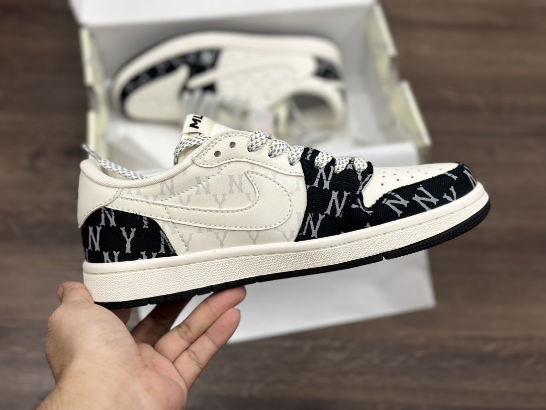 Nike Air Jordan 1 Low 黑白倒钩乔1低帮篮球鞋 SJ2068-104