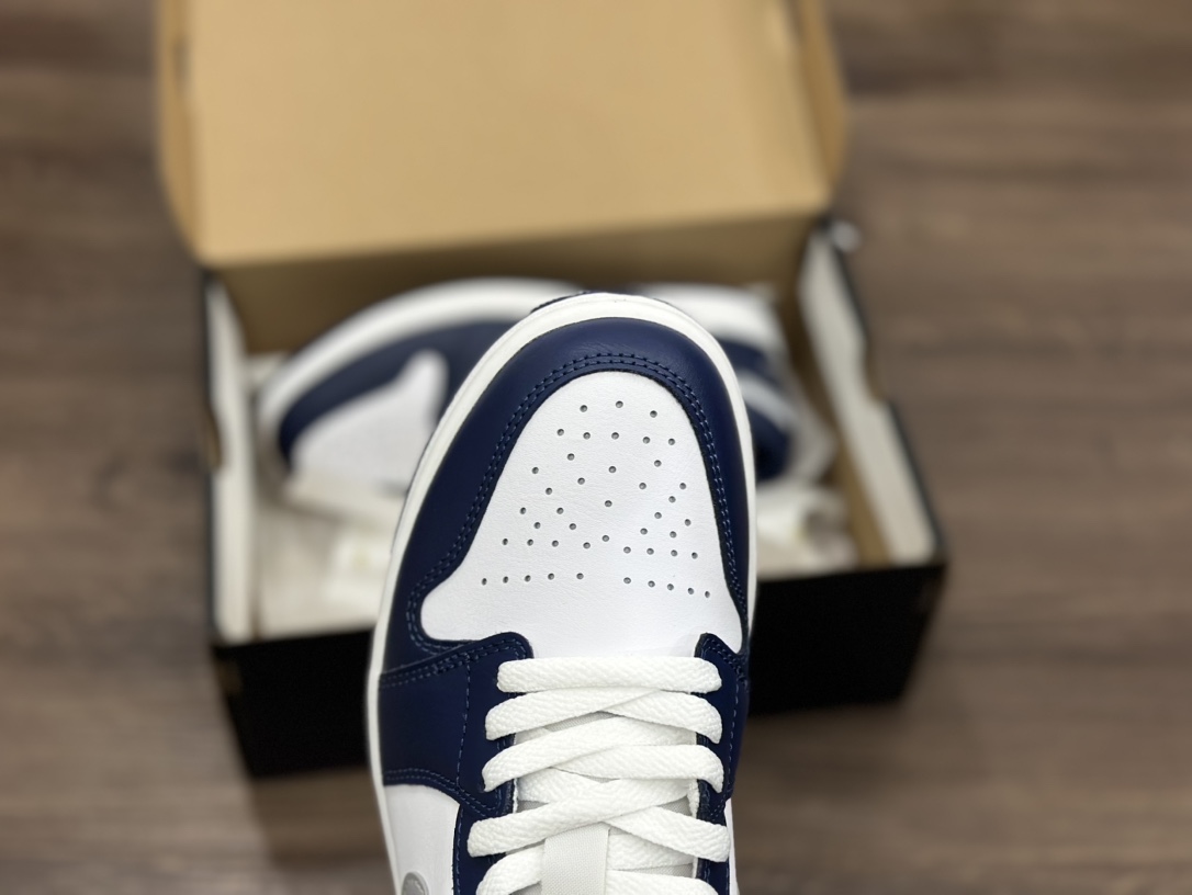 Nike Air Jordan 1 Low 白蓝倒钩乔1低帮篮球鞋 553558-141