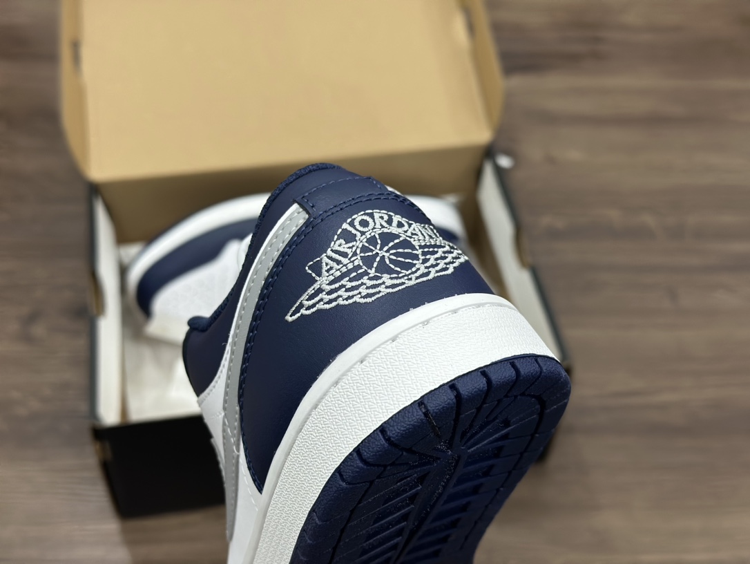 Nike Air Jordan 1 Low 白蓝倒钩乔1低帮篮球鞋 553558-141