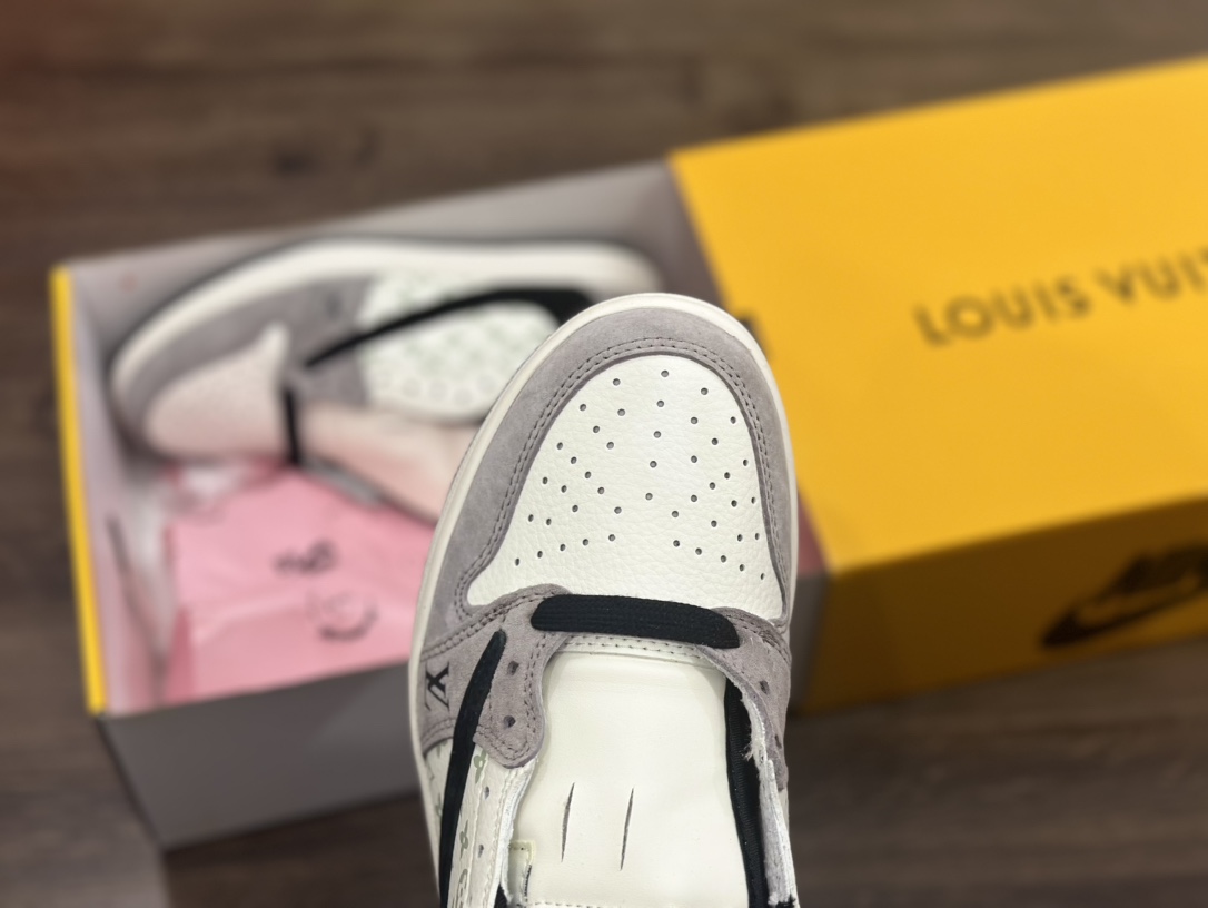 Nike Air Jordan 1 Low 倒钩 LV 乔1低帮篮球鞋 SJ2068-101