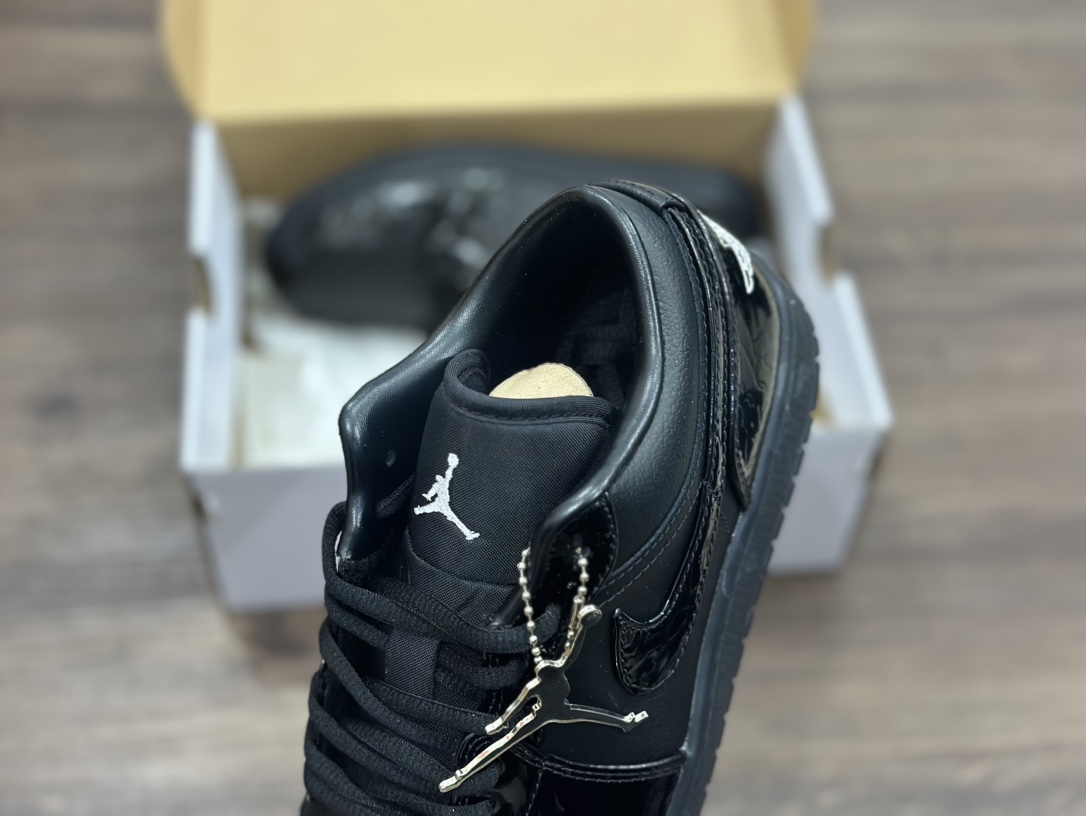 Nike Air Jordan 1 Low 漆皮黑 乔1低帮篮球鞋  HJ7743-010