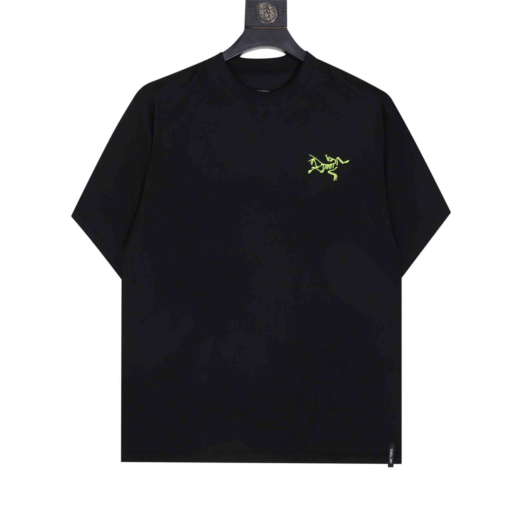Camiseta Arc’teryx ARC23SS de manga corta con pequeño logo bordado en el pecho. Confeccionado con tela de alg…