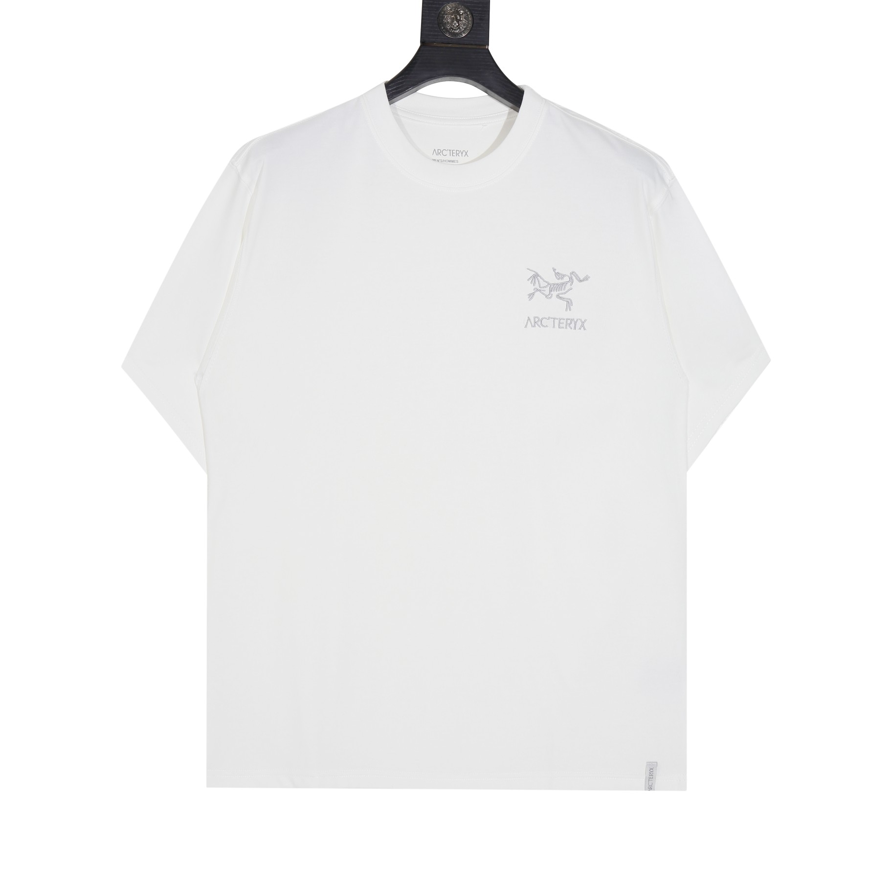 La camiseta de manga corta con bordado en el pecho Arc'teryx ARC23SS está confeccionada con tejido de algodón…
