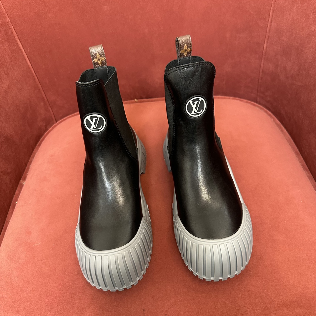 Botas clásicas de la casa de Louis Vuitton, botines martin, puntera de concha, serie de neumáticos. Este estilo de Loui…