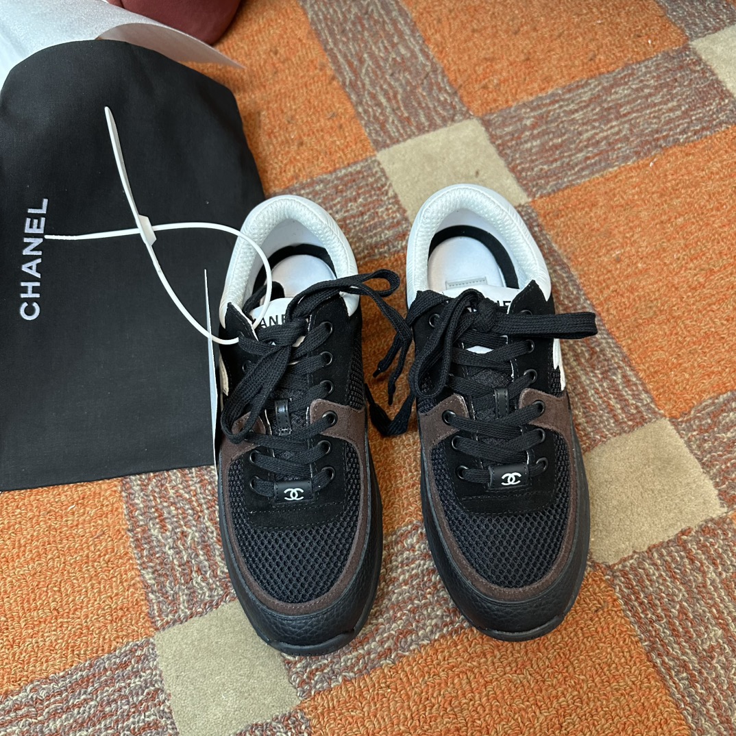 Nuevas zapatillas deportivas de Chanel para la primavera temprana. Artículo popular en todas las plataformas importante…