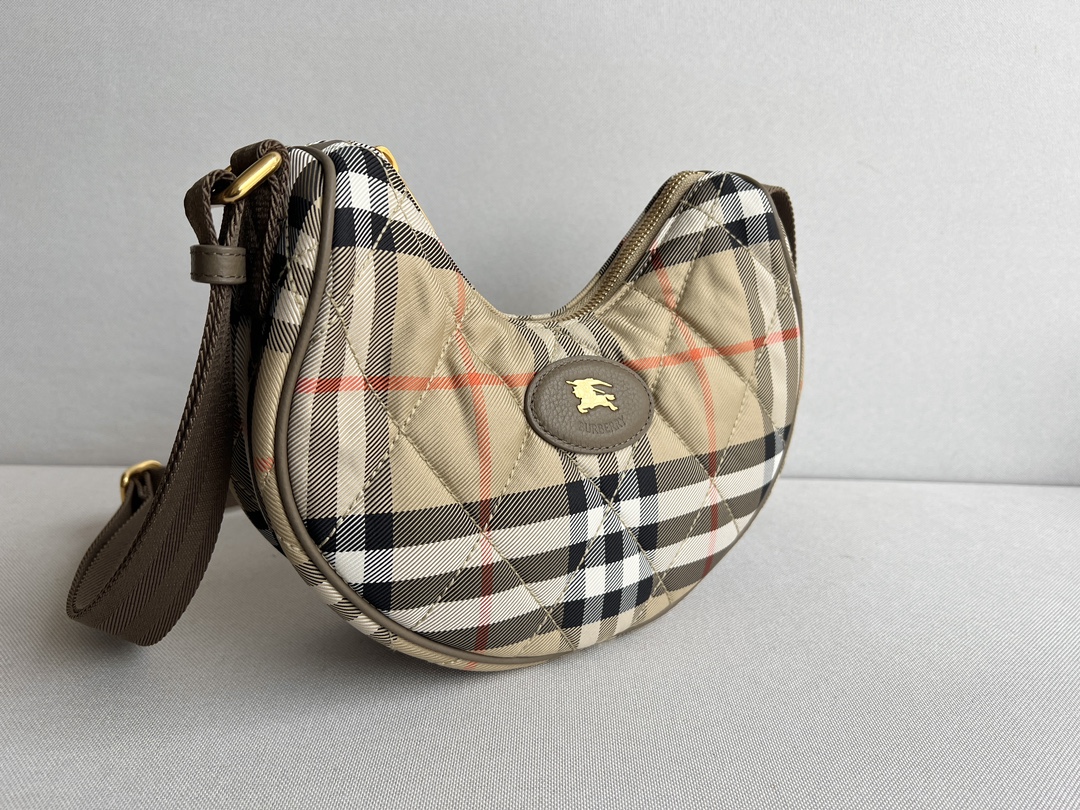 25 new products debut Burberry's new Horseshoe plaid cross-body bag, 100% authentic, inspired by the elegance of British countryside. Crafted fro