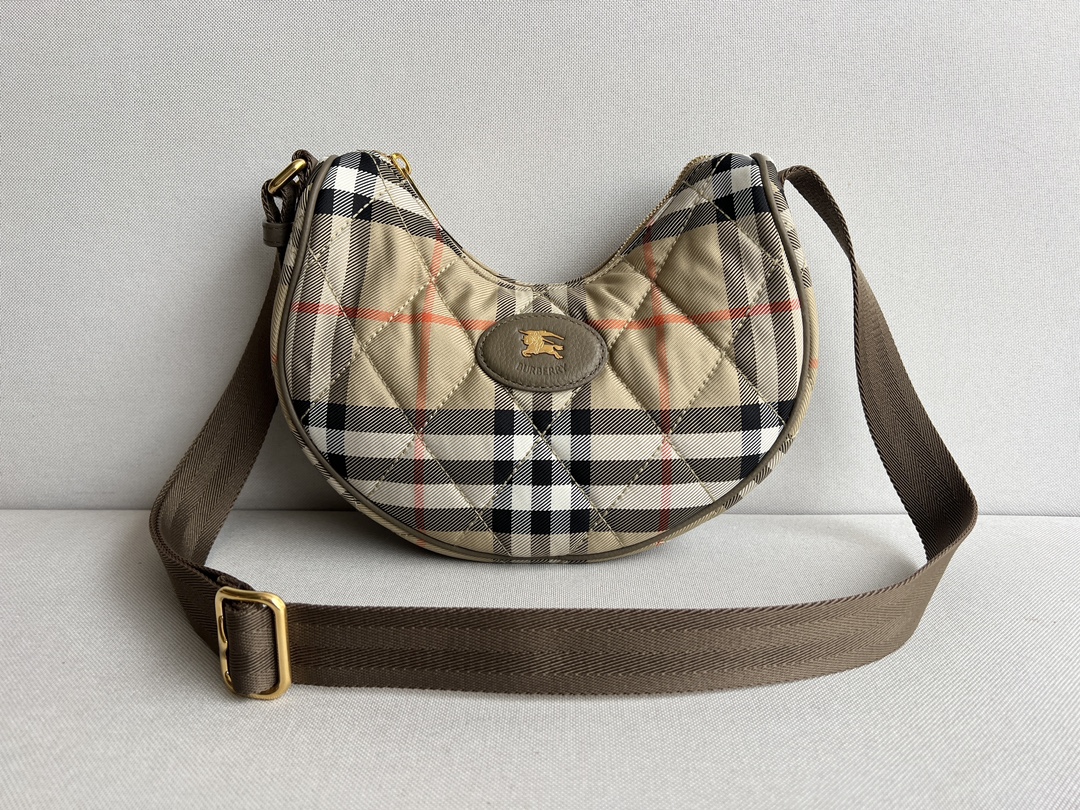 25 new products debut Burberry's new Horseshoe plaid cross-body bag, 100% authentic, inspired by the elegance of British countryside. Crafted fro