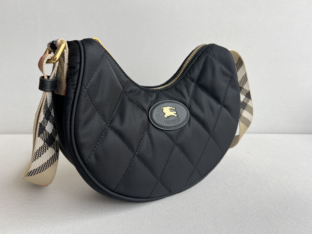 25 new products debut Burberry Horseshoe cross-body bag, drawing inspiration from British country culture and elegance. Crafted from a quilted ny