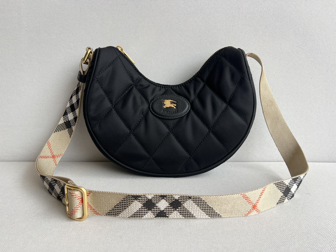25 new products debut Burberry Horseshoe cross-body bag, drawing inspiration from British country culture and elegance. Crafted from a quilted ny