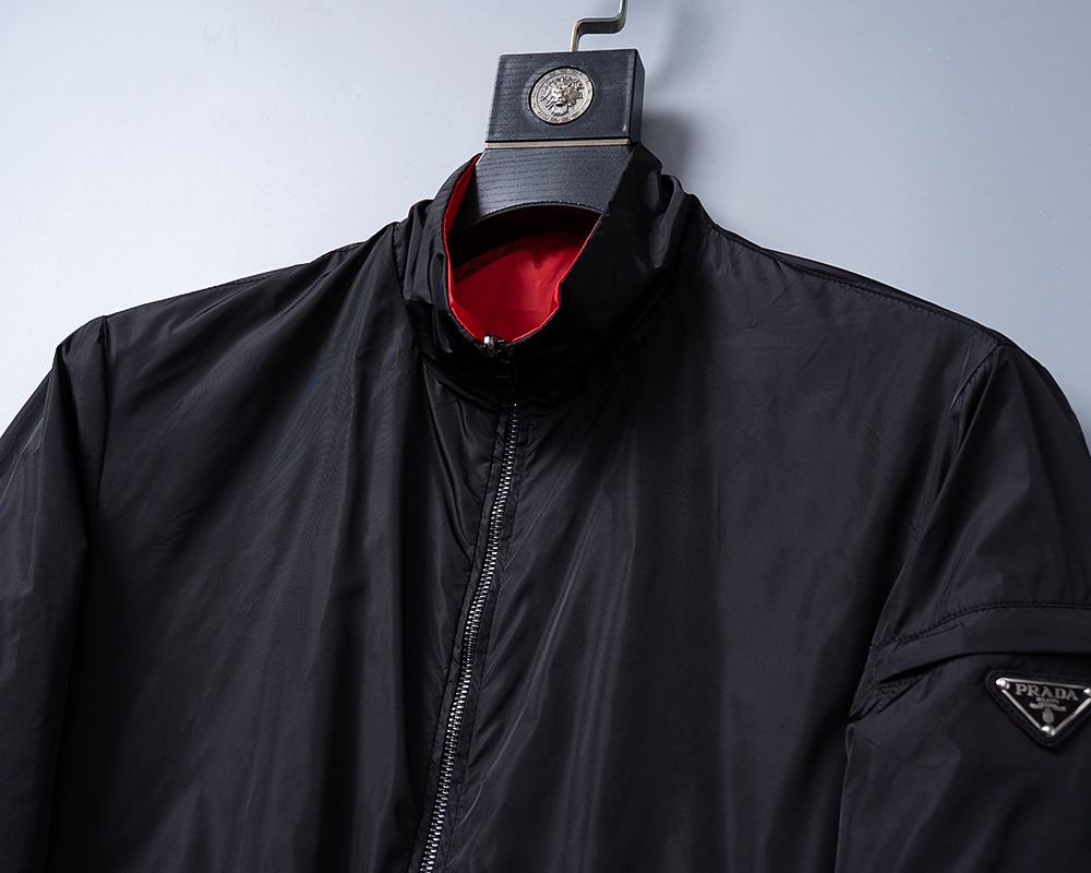P260
🌸🌸🌸 普拉达Prada 25年最新男士夹克外套,颜色的搭配经典韵味,又不失青春活力,重塑全新的设计画风,展现出大胆而自信的品牌设计理念。
进口面料,袖子和口袋搭配专属品牌设计,体现了对品质和设计的极简追求 低调奢华,将品牌形象和身份地位体现得淋漓尽致!品牌LOGO图标设计简洁而富有辨识度,触感细腻舒适,细节方面出色,处处精致考究,时尚设计,上身干练有型,气场十足!
通体的版型图案和简美学发挥到极致,兼具多种混搭性的一款外套,毫无疑问,属于男人的刚需产品,实穿性极强,配色轻熟百搭!
颜色:图片色。
尺码:M,L,xL,xxL,xxxL