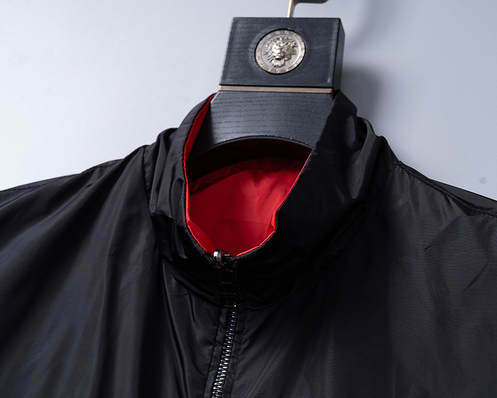 P260
🌸🌸🌸 普拉达Prada 25年最新男士夹克外套,颜色的搭配经典韵味,又不失青春活力,重塑全新的设计画风,展现出大胆而自信的品牌设计理念。
进口面料,袖子和口袋搭配专属品牌设计,体现了对品质和设计的极简追求 低调奢华,将品牌形象和身份地位体现得淋漓尽致!品牌LOGO图标设计简洁而富有辨识度,触感细腻舒适,细节方面出色,处处精致考究,时尚设计,上身干练有型,气场十足!
通体的版型图案和简美学发挥到极致,兼具多种混搭性的一款外套,毫无疑问,属于男人的刚需产品,实穿性极强,配色轻熟百搭!
颜色:图片色。
尺码:M,L,xL,xxL,xxxL