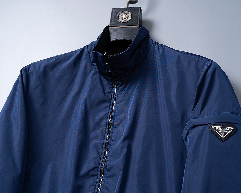 P260
🌸🌸🌸 普拉达Prada 25年最新男士夹克外套,颜色的搭配经典韵味,又不失青春活力,重塑全新的设计画风,展现出大胆而自信的品牌设计理念。
进口面料,袖子和口袋搭配专属品牌设计,体现了对品质和设计的极简追求 低调奢华,将品牌形象和身份地位体现得淋漓尽致!品牌LOGO图标设计简洁而富有辨识度,触感细腻舒适,细节方面出色,处处精致考究,时尚设计,上身干练有型,气场十足!
通体的版型图案和简美学发挥到极致,兼具多种混搭性的一款外套,毫无疑问,属于男人的刚需产品,实穿性极强,配色轻熟百搭!
颜色:图片色。
尺码:M,L,xL,xxL,xxxL
