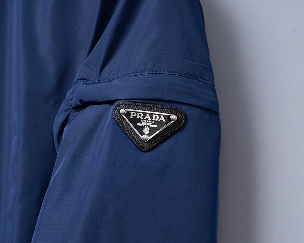 P260
🌸🌸🌸 普拉达Prada 25年最新男士夹克外套,颜色的搭配经典韵味,又不失青春活力,重塑全新的设计画风,展现出大胆而自信的品牌设计理念。
进口面料,袖子和口袋搭配专属品牌设计,体现了对品质和设计的极简追求 低调奢华,将品牌形象和身份地位体现得淋漓尽致!品牌LOGO图标设计简洁而富有辨识度,触感细腻舒适,细节方面出色,处处精致考究,时尚设计,上身干练有型,气场十足!
通体的版型图案和简美学发挥到极致,兼具多种混搭性的一款外套,毫无疑问,属于男人的刚需产品,实穿性极强,配色轻熟百搭!
颜色:图片色。
尺码:M,L,xL,xxL,xxxL