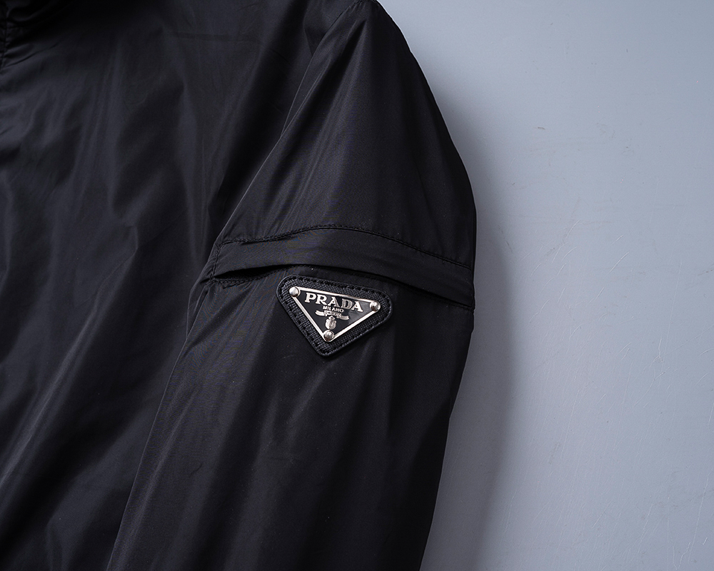 P260
🌸🌸🌸 普拉达Prada 25年最新男士夹克外套,颜色的搭配经典韵味,又不失青春活力,重塑全新的设计画风,展现出大胆而自信的品牌设计理念。
进口面料,袖子和口袋搭配专属品牌设计,体现了对品质和设计的极简追求 低调奢华,将品牌形象和身份地位体现得淋漓尽致!品牌LOGO图标设计简洁而富有辨识度,触感细腻舒适,细节方面出色,处处精致考究,时尚设计,上身干练有型,气场十足!
通体的版型图案和简美学发挥到极致,兼具多种混搭性的一款外套,毫无疑问,属于男人的刚需产品,实穿性极强,配色轻熟百搭!
颜色:图片色。
尺码:M,L,xL,xxL,xxxL