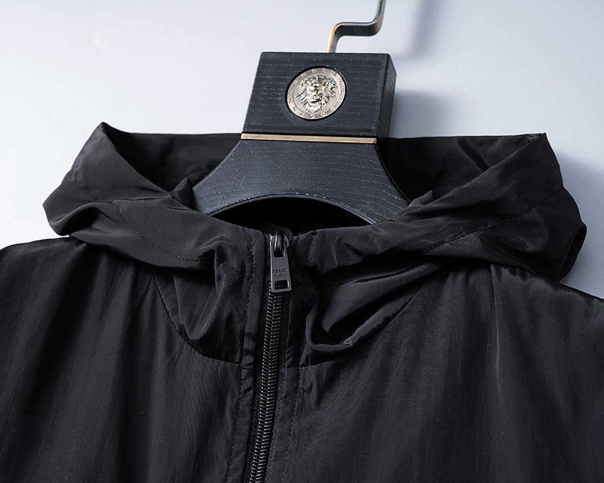 P260
🌸🌸🌸 普拉达Prada 25年最新男士夹克外套,颜色的搭配经典韵味,又不失青春活力,重塑全新的设计画风,展现出大胆而自信的品牌设计理念。
进口面料,袖子和口袋搭配专属品牌设计,体现了对品质和设计的极简追求 低调奢华,将品牌形象和身份地位体现得淋漓尽致!品牌LOGO图标设计简洁而富有辨识度,触感细腻舒适,细节方面出色,处处精致考究,时尚设计,上身干练有型,气场十足!
通体的版型图案和简美学发挥到极致,兼具多种混搭性的一款外套,毫无疑问,属于男人的刚需产品,实穿性极强,配色轻熟百搭!
颜色:图片色。
尺码:M,L,xL,xxL,xxxL