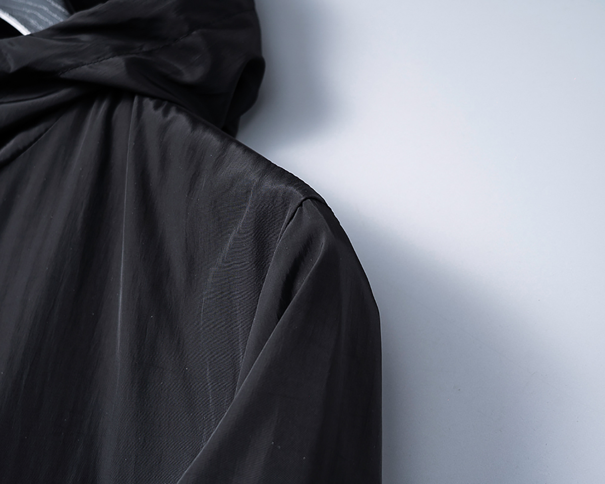 P260
🌸🌸🌸 普拉达Prada 25年最新男士夹克外套,颜色的搭配经典韵味,又不失青春活力,重塑全新的设计画风,展现出大胆而自信的品牌设计理念。
进口面料,袖子和口袋搭配专属品牌设计,体现了对品质和设计的极简追求 低调奢华,将品牌形象和身份地位体现得淋漓尽致!品牌LOGO图标设计简洁而富有辨识度,触感细腻舒适,细节方面出色,处处精致考究,时尚设计,上身干练有型,气场十足!
通体的版型图案和简美学发挥到极致,兼具多种混搭性的一款外套,毫无疑问,属于男人的刚需产品,实穿性极强,配色轻熟百搭!
颜色:图片色。
尺码:M,L,xL,xxL,xxxL