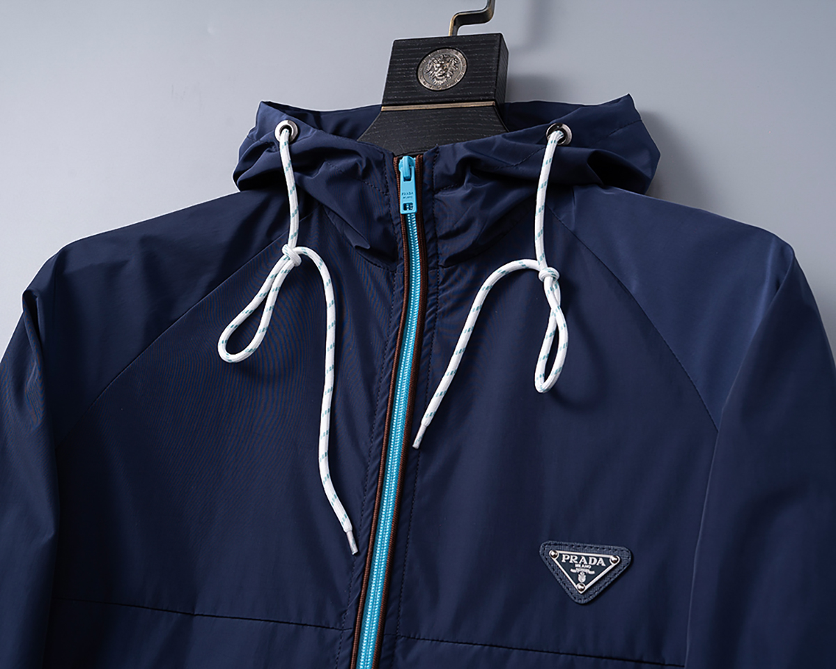 P260
🌸🌸🌸 普拉达Prada 25年最新男士夹克外套,颜色的搭配经典韵味,又不失青春活力,重塑全新的设计画风,展现出大胆而自信的品牌设计理念。
进口面料,袖子和口袋搭配专属品牌设计,体现了对品质和设计的极简追求 低调奢华,将品牌形象和身份地位体现得淋漓尽致!品牌LOGO图标设计简洁而富有辨识度,触感细腻舒适,细节方面出色,处处精致考究,时尚设计,上身干练有型,气场十足!
通体的版型图案和简美学发挥到极致,兼具多种混搭性的一款外套,毫无疑问,属于男人的刚需产品,实穿性极强,配色轻熟百搭!
颜色:图片色。
尺码:M,L,xL,xxL,xxxL