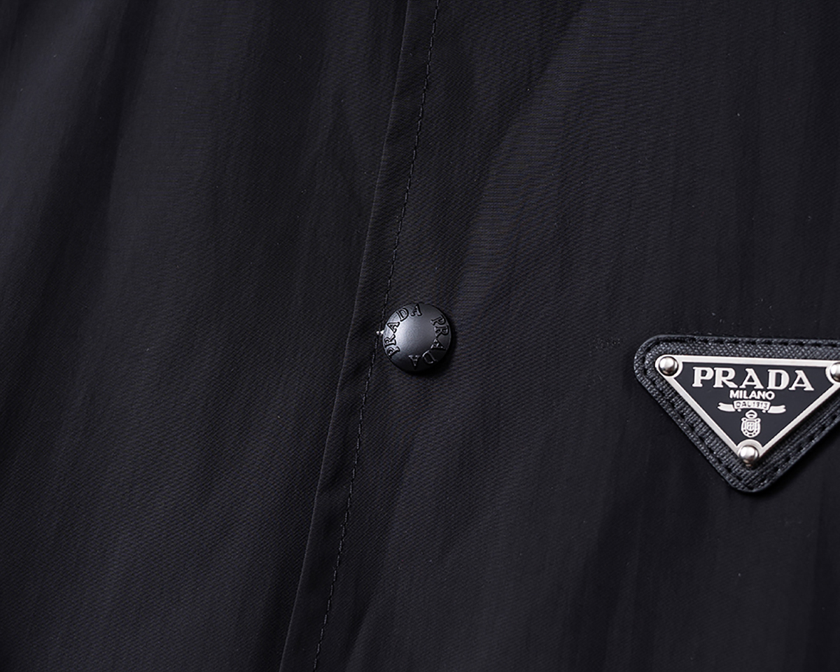 P260
🌸🌸🌸 普拉达Prada 25年最新男士夹克外套,颜色的搭配经典韵味,又不失青春活力,重塑全新的设计画风,展现出大胆而自信的品牌设计理念。
进口面料,袖子和口袋搭配专属品牌设计,体现了对品质和设计的极简追求 低调奢华,将品牌形象和身份地位体现得淋漓尽致!品牌LOGO图标设计简洁而富有辨识度,触感细腻舒适,细节方面出色,处处精致考究,时尚设计,上身干练有型,气场十足!
通体的版型图案和简美学发挥到极致,兼具多种混搭性的一款外套,毫无疑问,属于男人的刚需产品,实穿性极强,配色轻熟百搭!
颜色:图片色。
尺码:M,L,xL,xxL,xxxL