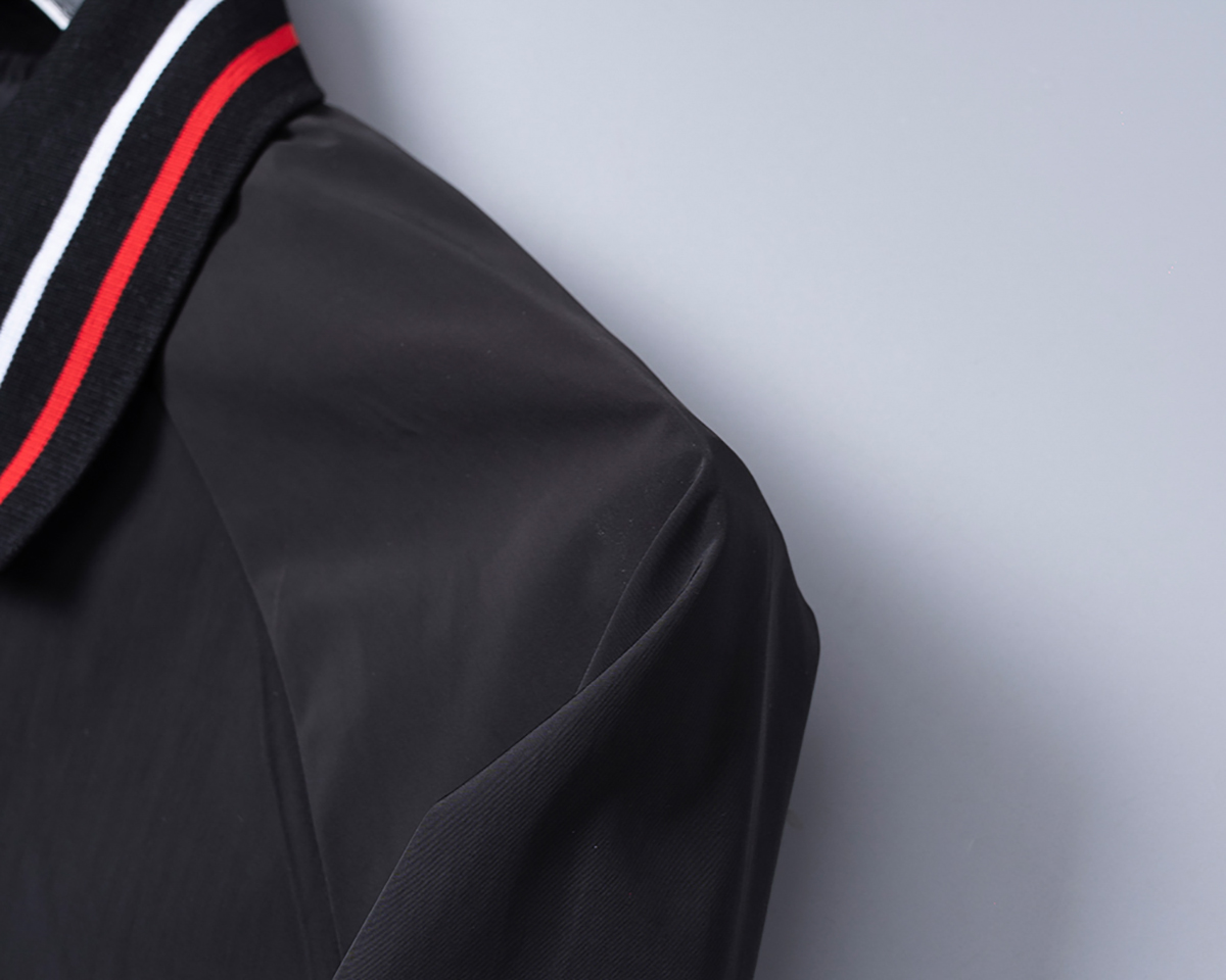 P260
🌸🌸🌸 普拉达Prada 25年最新男士夹克外套,颜色的搭配经典韵味,又不失青春活力,重塑全新的设计画风,展现出大胆而自信的品牌设计理念。
进口面料,袖子和口袋搭配专属品牌设计,体现了对品质和设计的极简追求 低调奢华,将品牌形象和身份地位体现得淋漓尽致!品牌LOGO图标设计简洁而富有辨识度,触感细腻舒适,细节方面出色,处处精致考究,时尚设计,上身干练有型,气场十足!
通体的版型图案和简美学发挥到极致,兼具多种混搭性的一款外套,毫无疑问,属于男人的刚需产品,实穿性极强,配色轻熟百搭!
颜色:图片色。
尺码:M,L,xL,xxL,xxxL