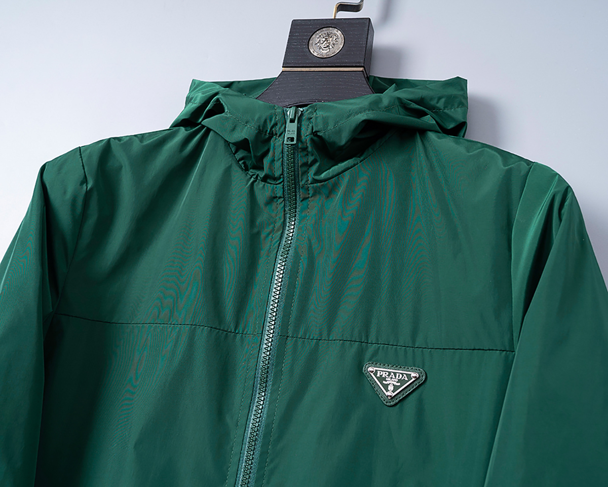 P260
🌸🌸🌸 普拉达Prada 25年最新男士夹克外套,颜色的搭配经典韵味,又不失青春活力,重塑全新的设计画风,展现出大胆而自信的品牌设计理念。
进口面料,袖子和口袋搭配专属品牌设计,体现了对品质和设计的极简追求 低调奢华,将品牌形象和身份地位体现得淋漓尽致!品牌LOGO图标设计简洁而富有辨识度,触感细腻舒适,细节方面出色,处处精致考究,时尚设计,上身干练有型,气场十足!
通体的版型图案和简美学发挥到极致,兼具多种混搭性的一款外套,毫无疑问,属于男人的刚需产品,实穿性极强,配色轻熟百搭!
颜色:图片色。
尺码:M,L,xL,xxL,xxxL