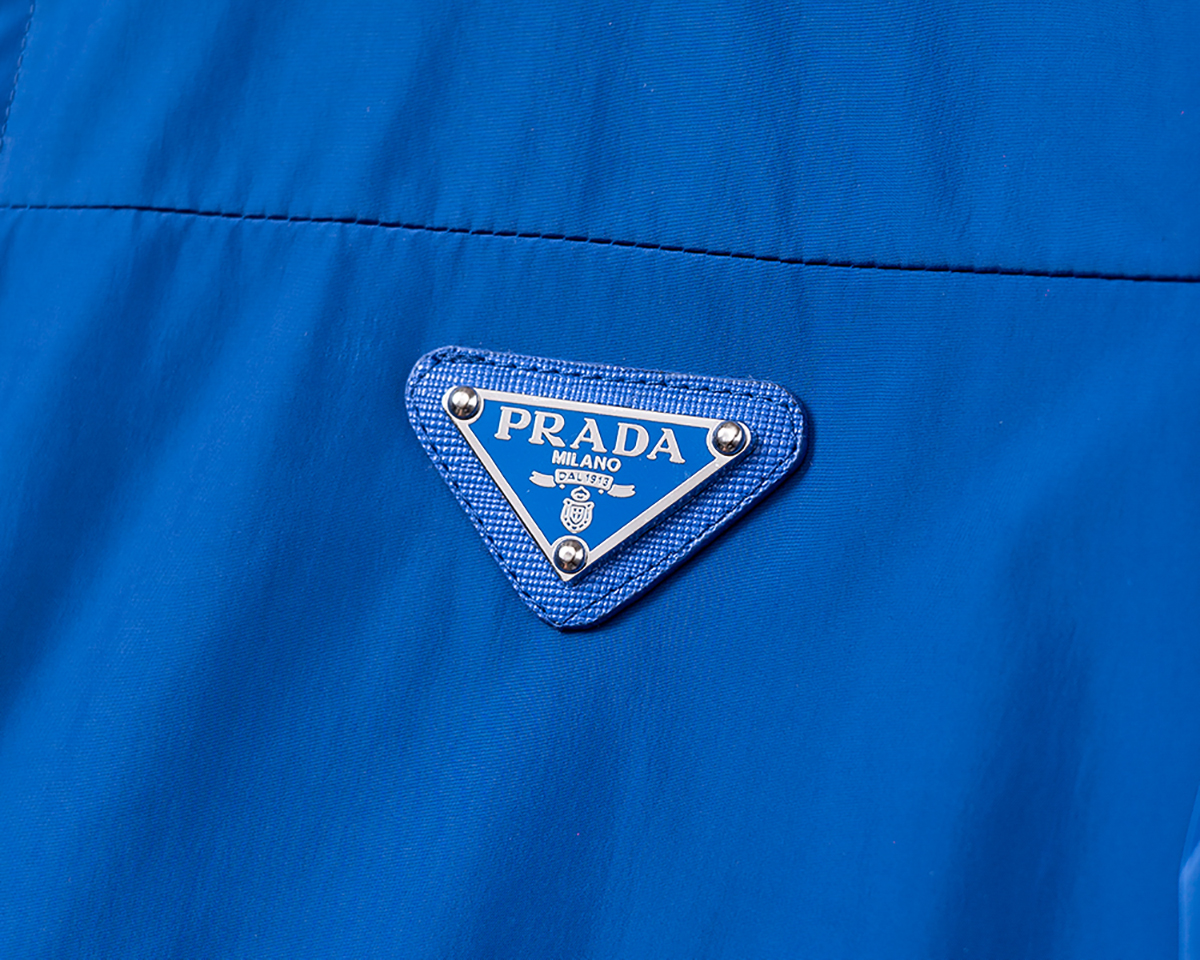 P260
🌸🌸🌸 普拉达Prada 25年最新男士夹克外套,颜色的搭配经典韵味,又不失青春活力,重塑全新的设计画风,展现出大胆而自信的品牌设计理念。
进口面料,袖子和口袋搭配专属品牌设计,体现了对品质和设计的极简追求 低调奢华,将品牌形象和身份地位体现得淋漓尽致!品牌LOGO图标设计简洁而富有辨识度,触感细腻舒适,细节方面出色,处处精致考究,时尚设计,上身干练有型,气场十足!
通体的版型图案和简美学发挥到极致,兼具多种混搭性的一款外套,毫无疑问,属于男人的刚需产品,实穿性极强,配色轻熟百搭!
颜色:图片色。
尺码:M,L,xL,xxL,xxxL
