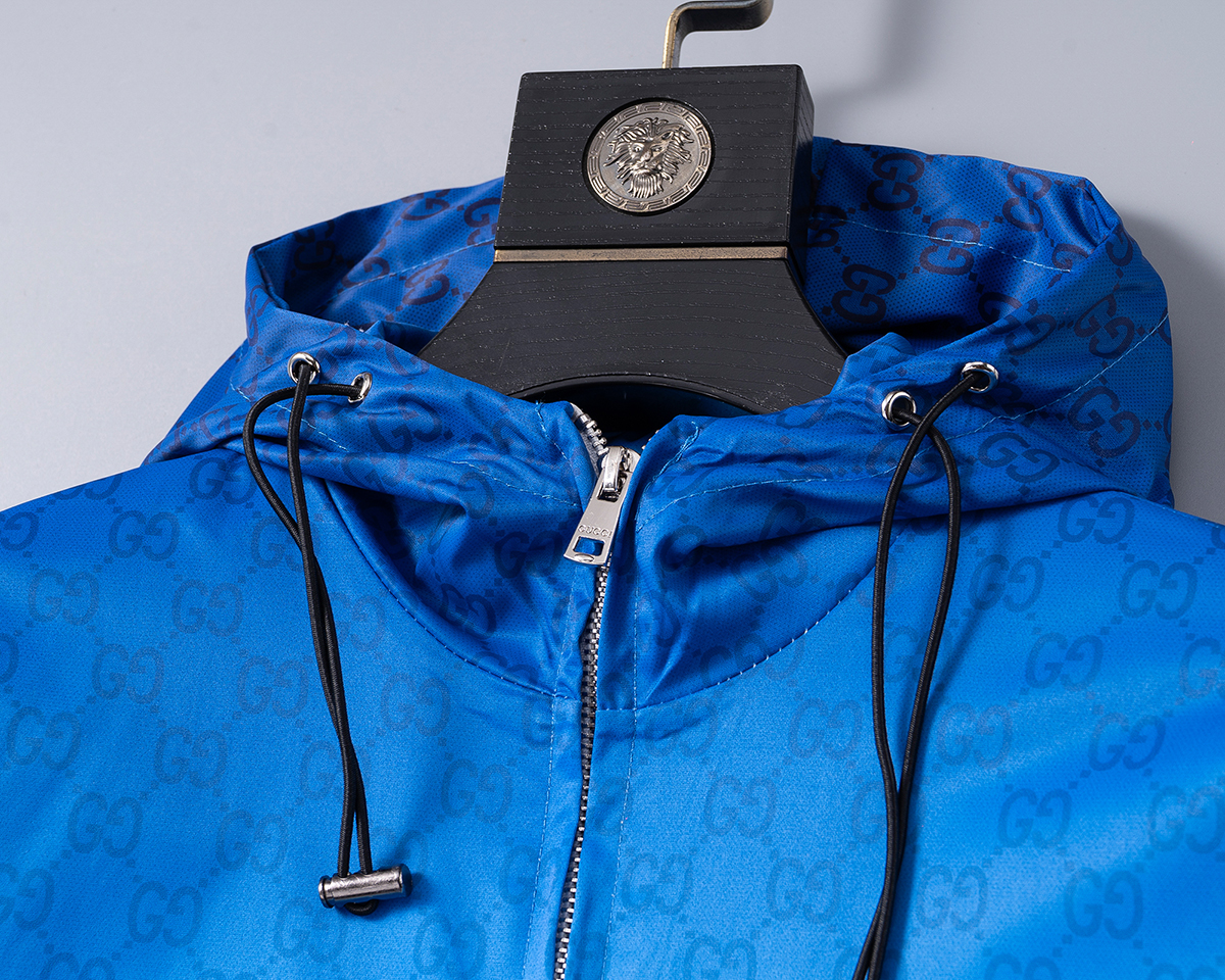 P260
🌸🌸🌸 古驰Gucci 25年最新男士夹克外套,颜色的搭配经典韵味,又不失青春活力,重塑全新的设计画风,展现出大胆而自信的品牌设计理念。
进口面料,袖子和口袋搭配专属品牌设计,体现了对品质和设计的极简追求 低调奢华,将品牌形象和身份地位体现得淋漓尽致!品牌LOGO图标设计简洁而富有辨识度,触感细腻舒适,细节方面出色,处处精致考究,时尚设计,上身干练有型,气场十足!
通体的版型图案和简美学发挥到极致,兼具多种混搭性的一款外套,毫无疑问,属于男人的刚需产品,实穿性极强,配色轻熟百搭!
颜色:图片色。
尺码:M,L,xL,xxL,xxxL