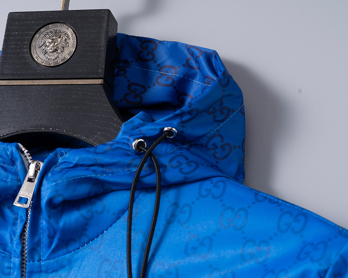 P260
🌸🌸🌸 古驰Gucci 25年最新男士夹克外套,颜色的搭配经典韵味,又不失青春活力,重塑全新的设计画风,展现出大胆而自信的品牌设计理念。
进口面料,袖子和口袋搭配专属品牌设计,体现了对品质和设计的极简追求 低调奢华,将品牌形象和身份地位体现得淋漓尽致!品牌LOGO图标设计简洁而富有辨识度,触感细腻舒适,细节方面出色,处处精致考究,时尚设计,上身干练有型,气场十足!
通体的版型图案和简美学发挥到极致,兼具多种混搭性的一款外套,毫无疑问,属于男人的刚需产品,实穿性极强,配色轻熟百搭!
颜色:图片色。
尺码:M,L,xL,xxL,xxxL