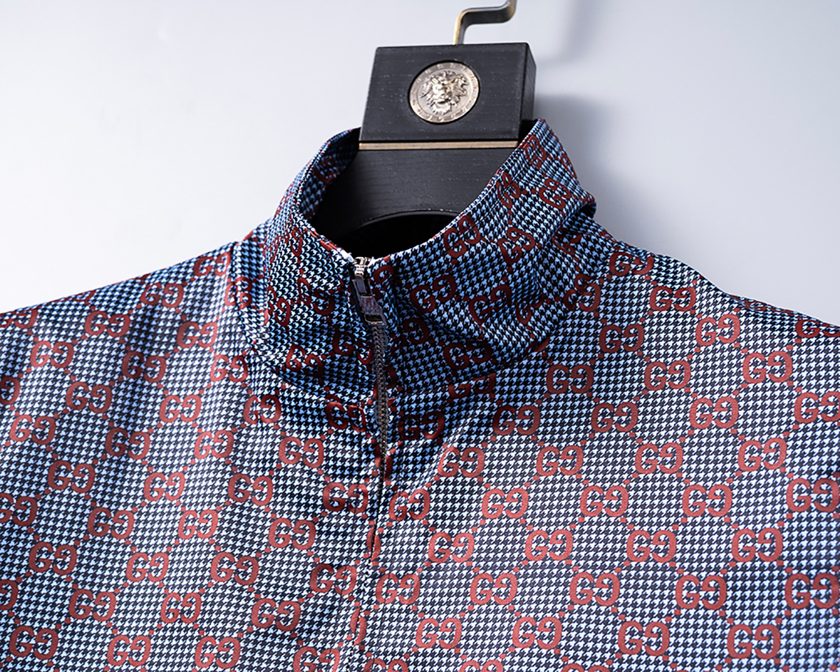 P260
🌸🌸🌸 古驰Gucci 25年最新男士夹克外套,颜色的搭配经典韵味,又不失青春活力,重塑全新的设计画风,展现出大胆而自信的品牌设计理念。
进口面料,袖子和口袋搭配专属品牌设计,体现了对品质和设计的极简追求 低调奢华,将品牌形象和身份地位体现得淋漓尽致!品牌LOGO图标设计简洁而富有辨识度,触感细腻舒适,细节方面出色,处处精致考究,时尚设计,上身干练有型,气场十足!
通体的版型图案和简美学发挥到极致,兼具多种混搭性的一款外套,毫无疑问,属于男人的刚需产品,实穿性极强,配色轻熟百搭!
颜色:图片色。
尺码:M,L,xL,xxL,xxxL