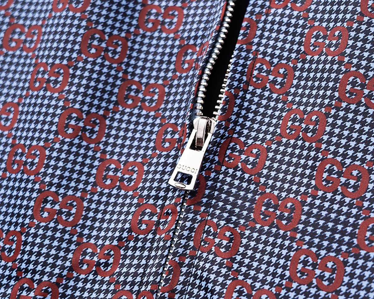 P260
🌸🌸🌸 古驰Gucci 25年最新男士夹克外套,颜色的搭配经典韵味,又不失青春活力,重塑全新的设计画风,展现出大胆而自信的品牌设计理念。
进口面料,袖子和口袋搭配专属品牌设计,体现了对品质和设计的极简追求 低调奢华,将品牌形象和身份地位体现得淋漓尽致!品牌LOGO图标设计简洁而富有辨识度,触感细腻舒适,细节方面出色,处处精致考究,时尚设计,上身干练有型,气场十足!
通体的版型图案和简美学发挥到极致,兼具多种混搭性的一款外套,毫无疑问,属于男人的刚需产品,实穿性极强,配色轻熟百搭!
颜色:图片色。
尺码:M,L,xL,xxL,xxxL