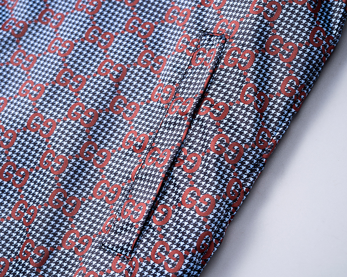 P260
🌸🌸🌸 古驰Gucci 25年最新男士夹克外套,颜色的搭配经典韵味,又不失青春活力,重塑全新的设计画风,展现出大胆而自信的品牌设计理念。
进口面料,袖子和口袋搭配专属品牌设计,体现了对品质和设计的极简追求 低调奢华,将品牌形象和身份地位体现得淋漓尽致!品牌LOGO图标设计简洁而富有辨识度,触感细腻舒适,细节方面出色,处处精致考究,时尚设计,上身干练有型,气场十足!
通体的版型图案和简美学发挥到极致,兼具多种混搭性的一款外套,毫无疑问,属于男人的刚需产品,实穿性极强,配色轻熟百搭!
颜色:图片色。
尺码:M,L,xL,xxL,xxxL