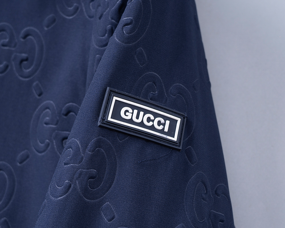 P260
🌸🌸🌸 古驰Gucci 25年最新男士夹克外套,颜色的搭配经典韵味,又不失青春活力,重塑全新的设计画风,展现出大胆而自信的品牌设计理念。
进口面料,袖子和口袋搭配专属品牌设计,体现了对品质和设计的极简追求 低调奢华,将品牌形象和身份地位体现得淋漓尽致!品牌LOGO图标设计简洁而富有辨识度,触感细腻舒适,细节方面出色,处处精致考究,时尚设计,上身干练有型,气场十足!
通体的版型图案和简美学发挥到极致,兼具多种混搭性的一款外套,毫无疑问,属于男人的刚需产品,实穿性极强,配色轻熟百搭!
颜色:图片色。
尺码:M,L,xL,xxL,xxxL