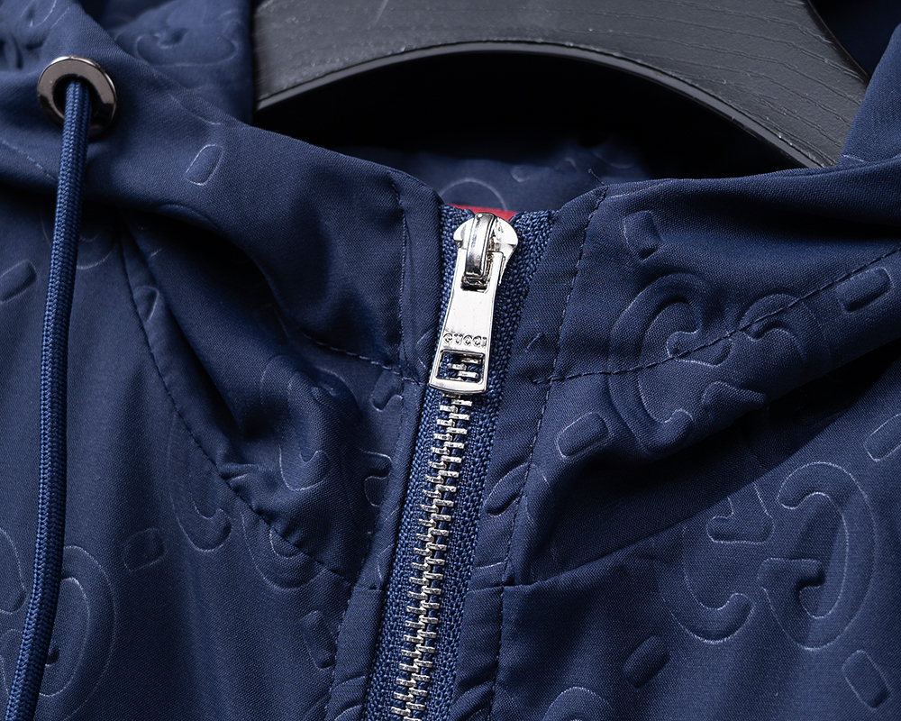 P260
🌸🌸🌸 古驰Gucci 25年最新男士夹克外套,颜色的搭配经典韵味,又不失青春活力,重塑全新的设计画风,展现出大胆而自信的品牌设计理念。
进口面料,袖子和口袋搭配专属品牌设计,体现了对品质和设计的极简追求 低调奢华,将品牌形象和身份地位体现得淋漓尽致!品牌LOGO图标设计简洁而富有辨识度,触感细腻舒适,细节方面出色,处处精致考究,时尚设计,上身干练有型,气场十足!
通体的版型图案和简美学发挥到极致,兼具多种混搭性的一款外套,毫无疑问,属于男人的刚需产品,实穿性极强,配色轻熟百搭!
颜色:图片色。
尺码:M,L,xL,xxL,xxxL