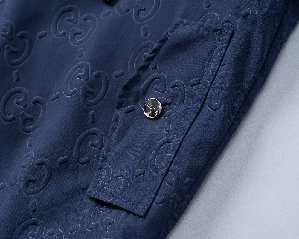 P260
🌸🌸🌸 古驰Gucci 25年最新男士夹克外套,颜色的搭配经典韵味,又不失青春活力,重塑全新的设计画风,展现出大胆而自信的品牌设计理念。
进口面料,袖子和口袋搭配专属品牌设计,体现了对品质和设计的极简追求 低调奢华,将品牌形象和身份地位体现得淋漓尽致!品牌LOGO图标设计简洁而富有辨识度,触感细腻舒适,细节方面出色,处处精致考究,时尚设计,上身干练有型,气场十足!
通体的版型图案和简美学发挥到极致,兼具多种混搭性的一款外套,毫无疑问,属于男人的刚需产品,实穿性极强,配色轻熟百搭!
颜色:图片色。
尺码:M,L,xL,xxL,xxxL