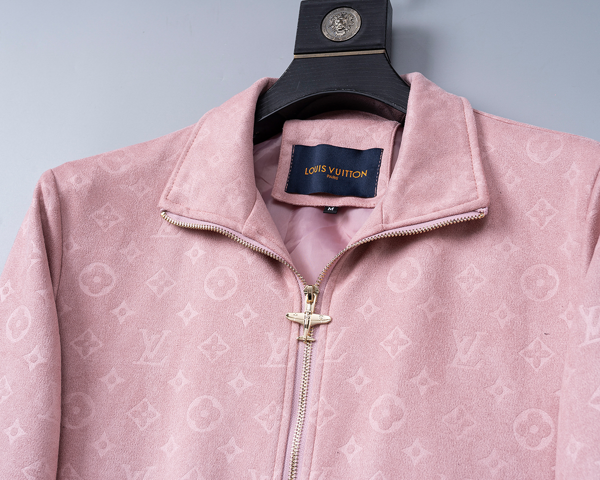 P255


🌸 🌸🌸  路易威登LV ❗ ❗ 压花➕仿皮绒  秋冬新款男装休闲夹克外套❗经典的标识进行别具一格的创新演绎，契合了当季最新的设计理念，辨识度颇为鲜明，简约卡其色设计，年轻活力，风格配色可根据实际场景进行自由穿搭，满足于常规正统且包容所有场合的的着装需求，出挑的印花面更适用于出街造型，辨识度鲜明，尽显都市活力色彩，且塑造性和实穿性极高！

以面料和工艺为主导的款，公司订制面料，具备防风特性，舒适性与透气性兼备，上身轻便且无负担感，整体细节品质感超强❗

细节之处尽显匠心工艺，辅料皆为定做，电镀金属拉链及按扣颇为出彩，非常贵奢且高级，做工极为严谨考究，剪裁一流，上身型款十足，轻松驾驭各种身型，穿搭符合过渡季的需求！
颜色：图片色 
尺码：M，L，xL，xxL，xxxL