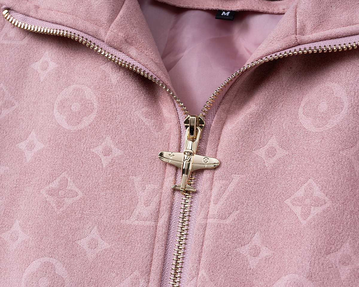 P255


🌸 🌸🌸  路易威登LV ❗ ❗ 压花➕仿皮绒  秋冬新款男装休闲夹克外套❗经典的标识进行别具一格的创新演绎，契合了当季最新的设计理念，辨识度颇为鲜明，简约卡其色设计，年轻活力，风格配色可根据实际场景进行自由穿搭，满足于常规正统且包容所有场合的的着装需求，出挑的印花面更适用于出街造型，辨识度鲜明，尽显都市活力色彩，且塑造性和实穿性极高！

以面料和工艺为主导的款，公司订制面料，具备防风特性，舒适性与透气性兼备，上身轻便且无负担感，整体细节品质感超强❗

细节之处尽显匠心工艺，辅料皆为定做，电镀金属拉链及按扣颇为出彩，非常贵奢且高级，做工极为严谨考究，剪裁一流，上身型款十足，轻松驾驭各种身型，穿搭符合过渡季的需求！
颜色：图片色 
尺码：M，L，xL，xxL，xxxL