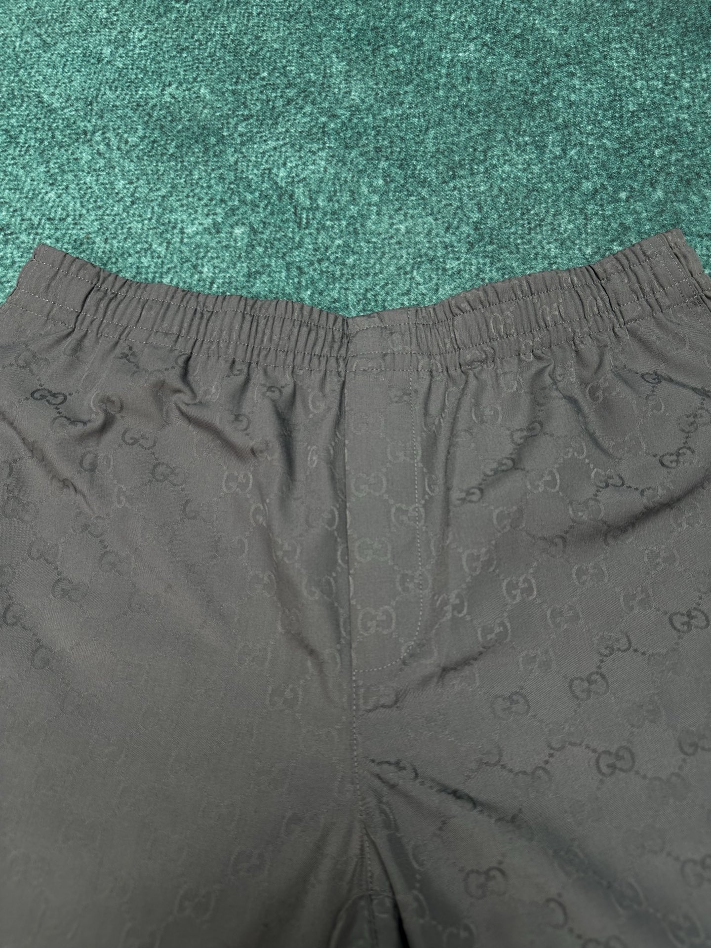 Gucci G家 26SS GG图案通过不同的纺织工艺呈现
