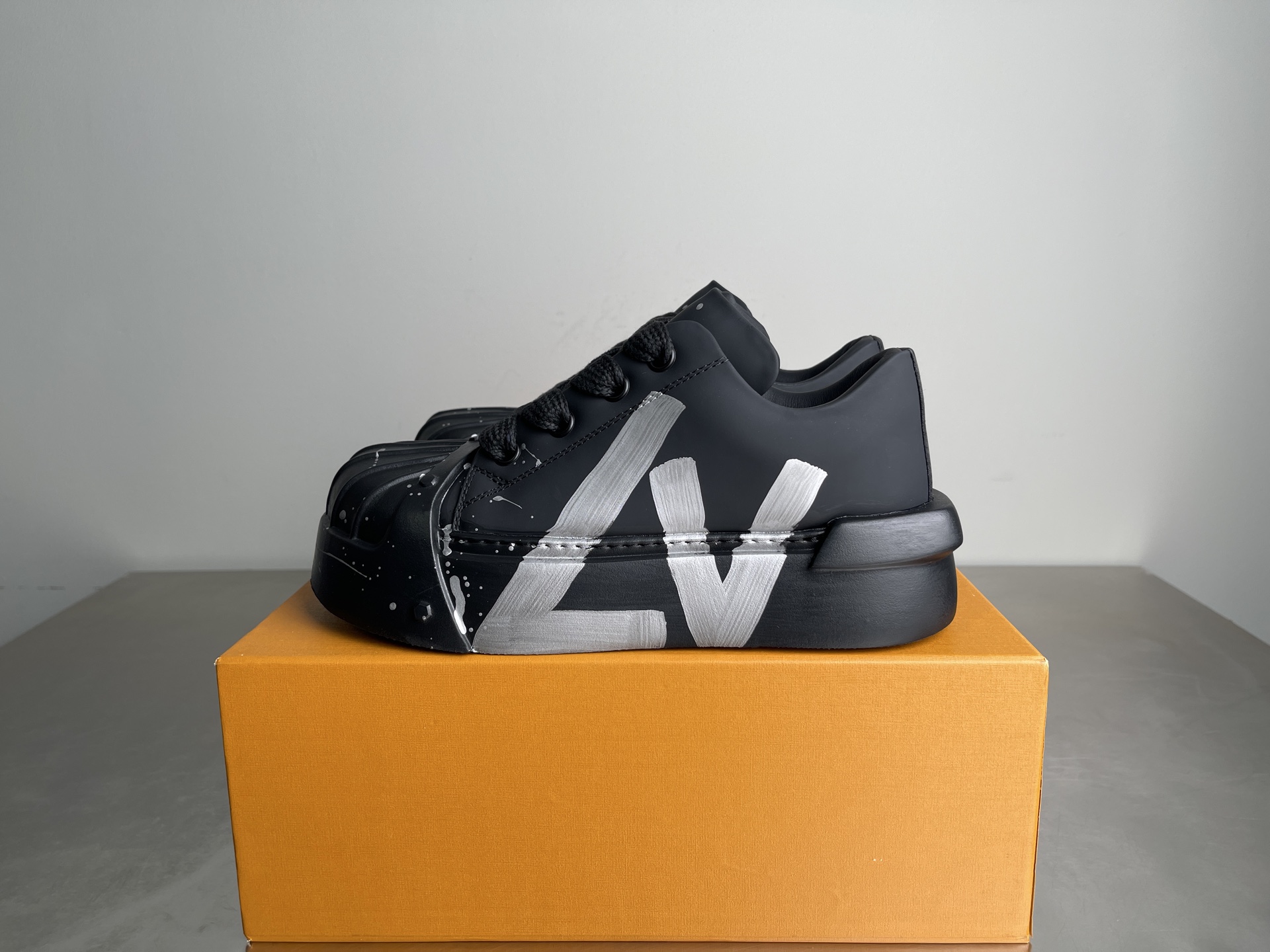 NO:557412,LOUIS VUITTON Versatile and comfortable, fashionable and trendy big-toe thick-soled shell toe bread, shock-absorbing, lightweight and height-increasing, low-top sneakers, size 39-44 (38 45 customized),, Louis Vuitton19860909LOUIS VUITTON 百搭舒适 时尚潮流大头厚底贝壳头面包 减震轻便增高 低帮 板鞋 尺码39-44（38 45定做）,,louis vuitton,Men's shoes